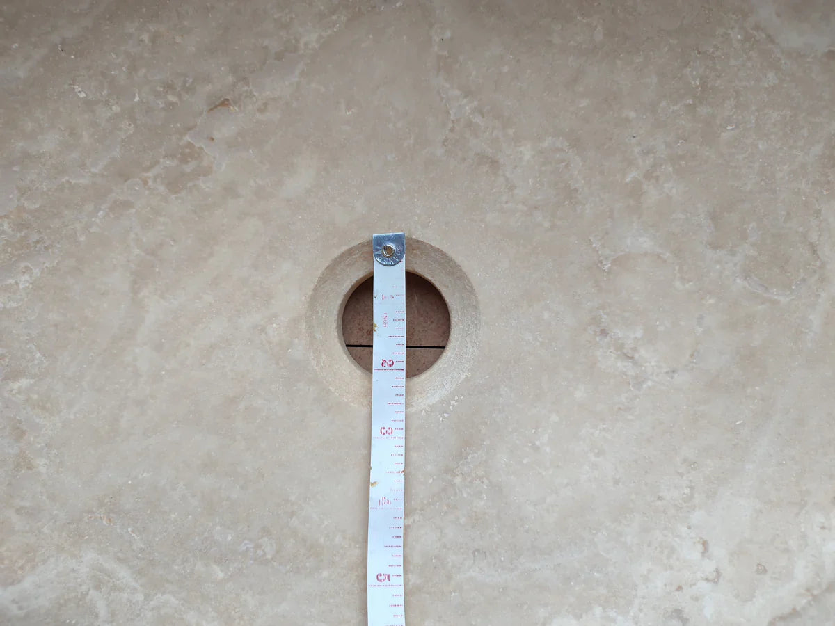 Lavabo ovalado para baño sobre tocador de travertino claro Troia (ancho) 16" (largo) 21"
