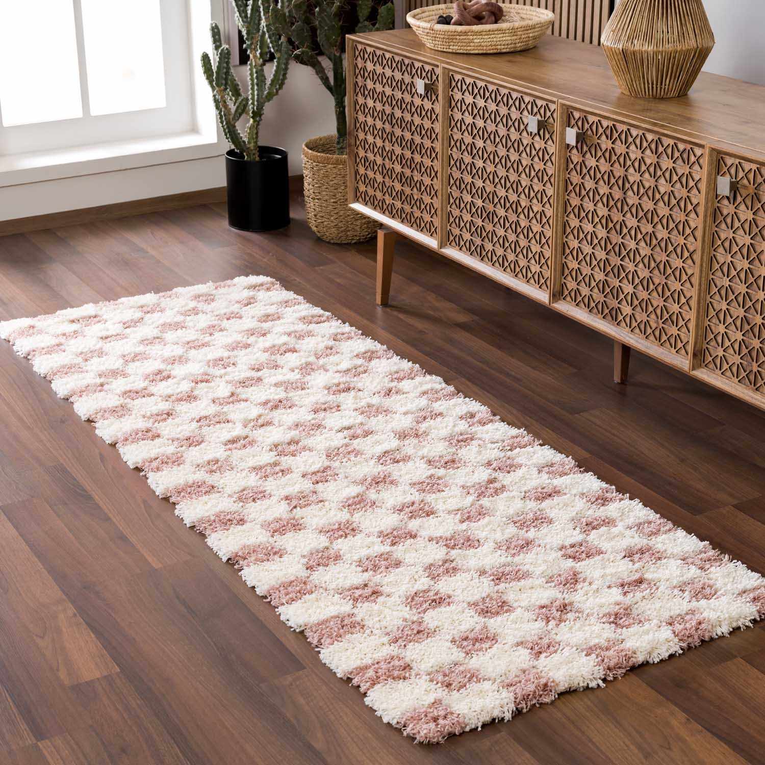 Alfombra peluda de cuadros rosas Atira
