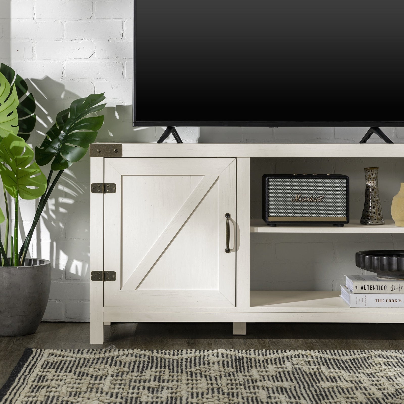 Mueble de TV con puerta de granero