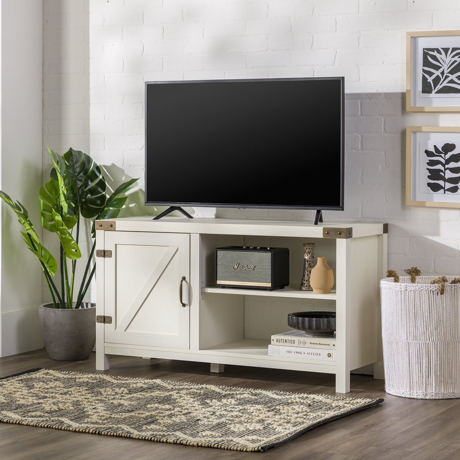 Mueble de TV con puerta de granero