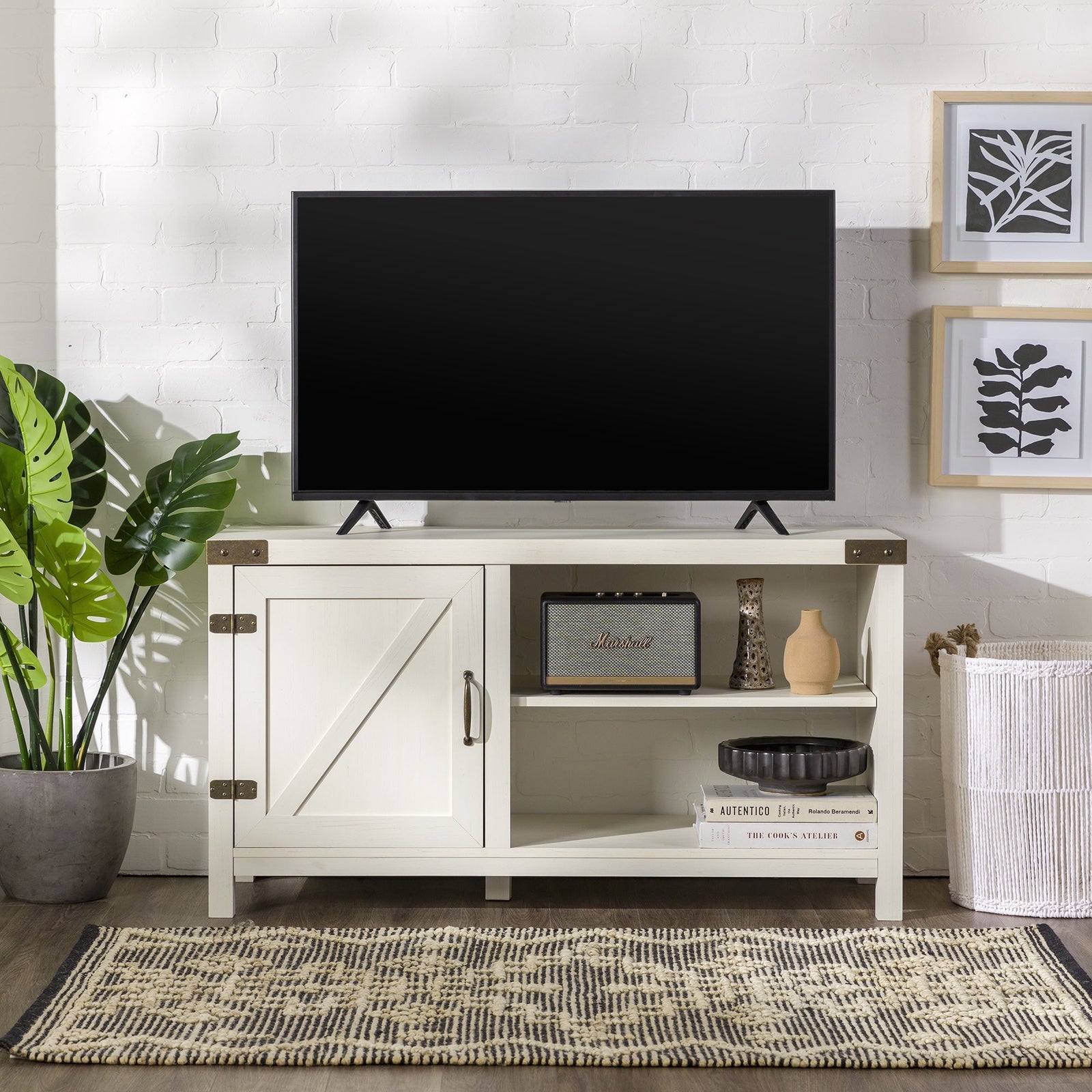 Mueble de TV con puerta de granero