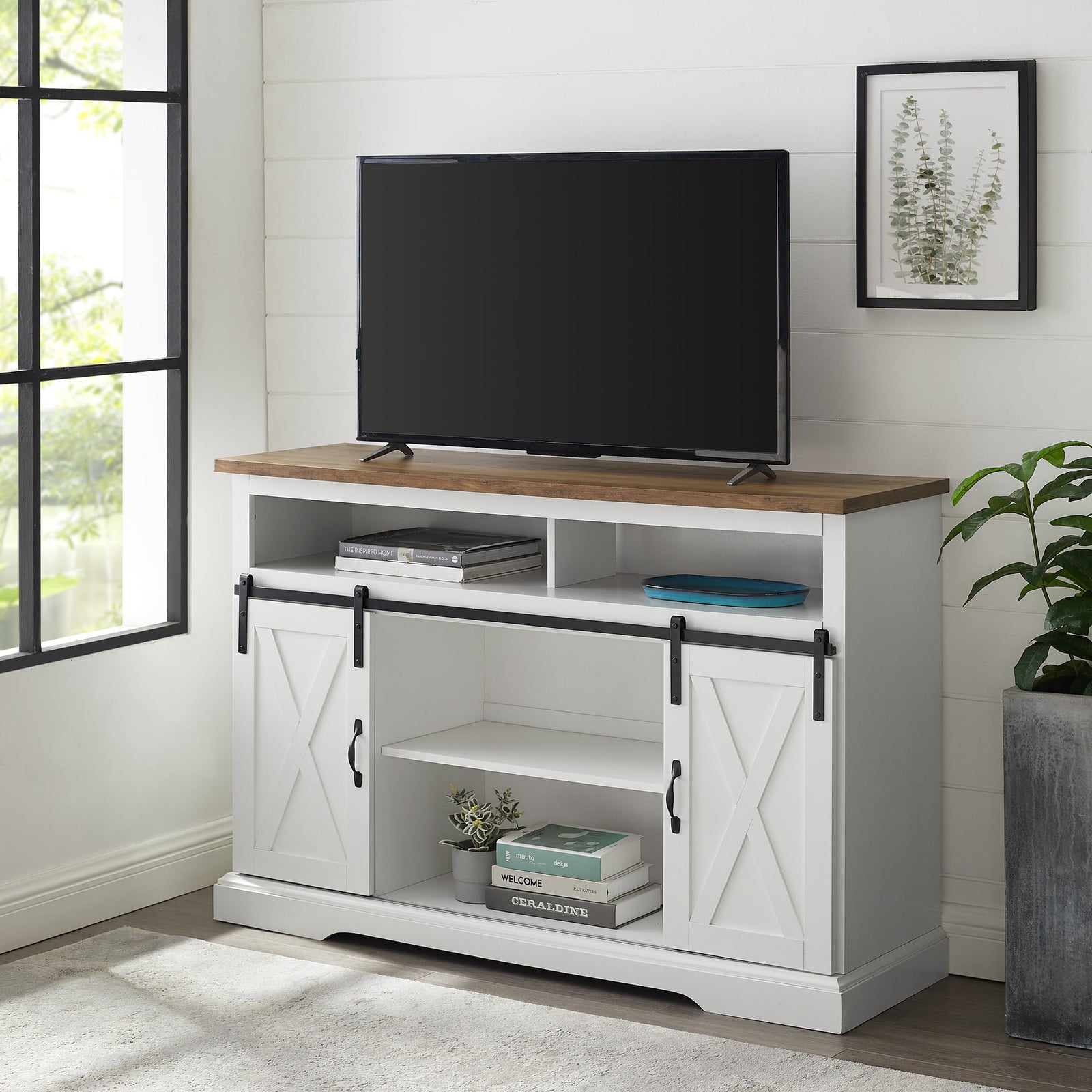 Mueble de TV moderno tipo highboy con puerta corrediza estilo granero de 52