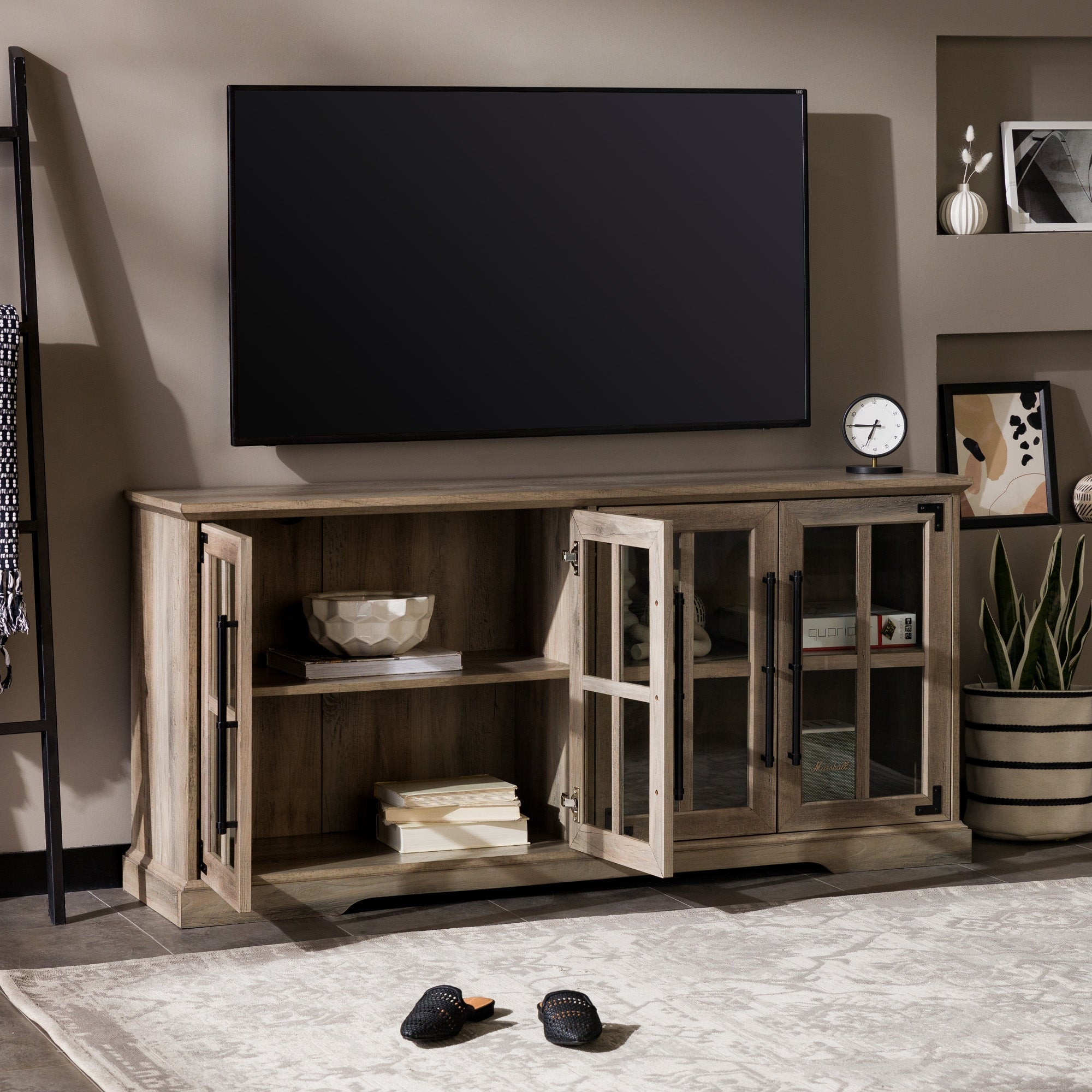 Mueble de TV de 4 puertas estilo granja Abigail de 58"