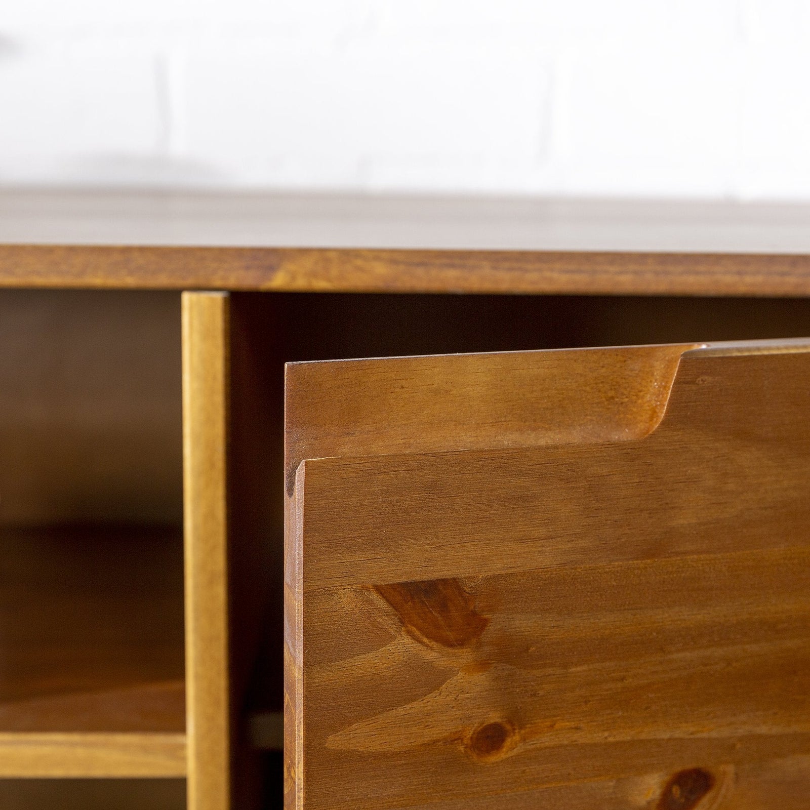 Mueble de TV de madera maciza Sloane Adair