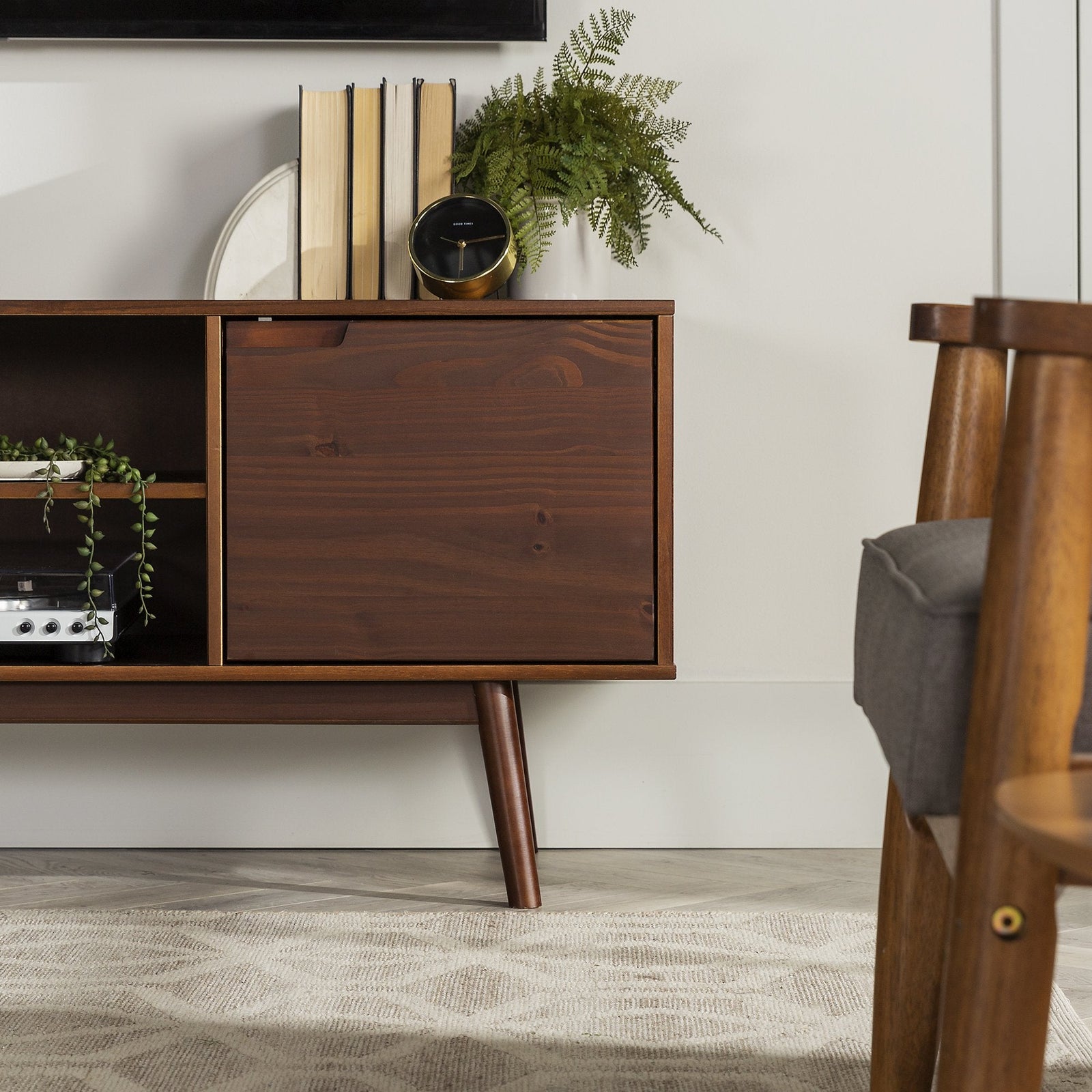 Mueble de TV de madera maciza Sloane Adair