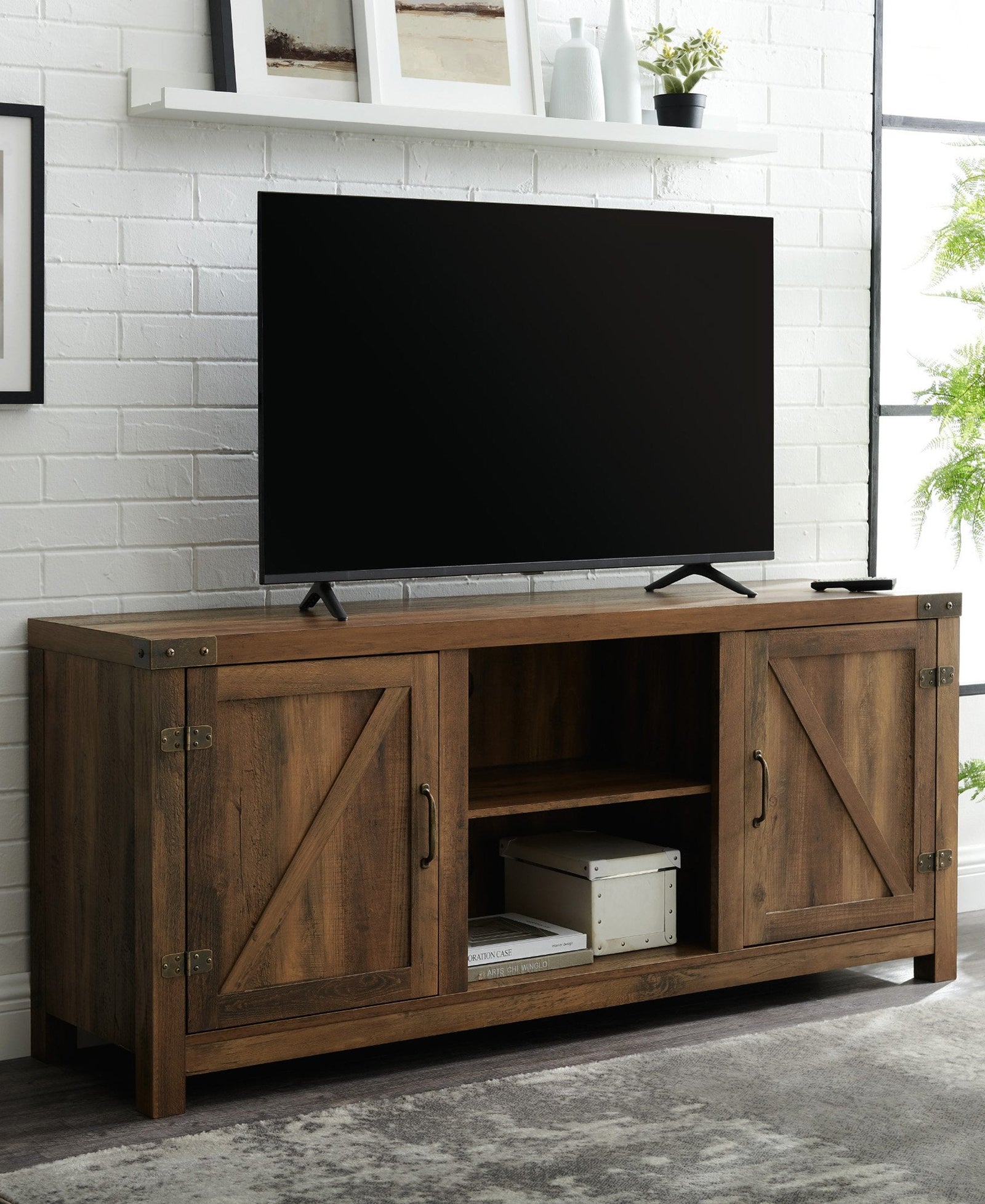Mueble de TV con puerta de granero