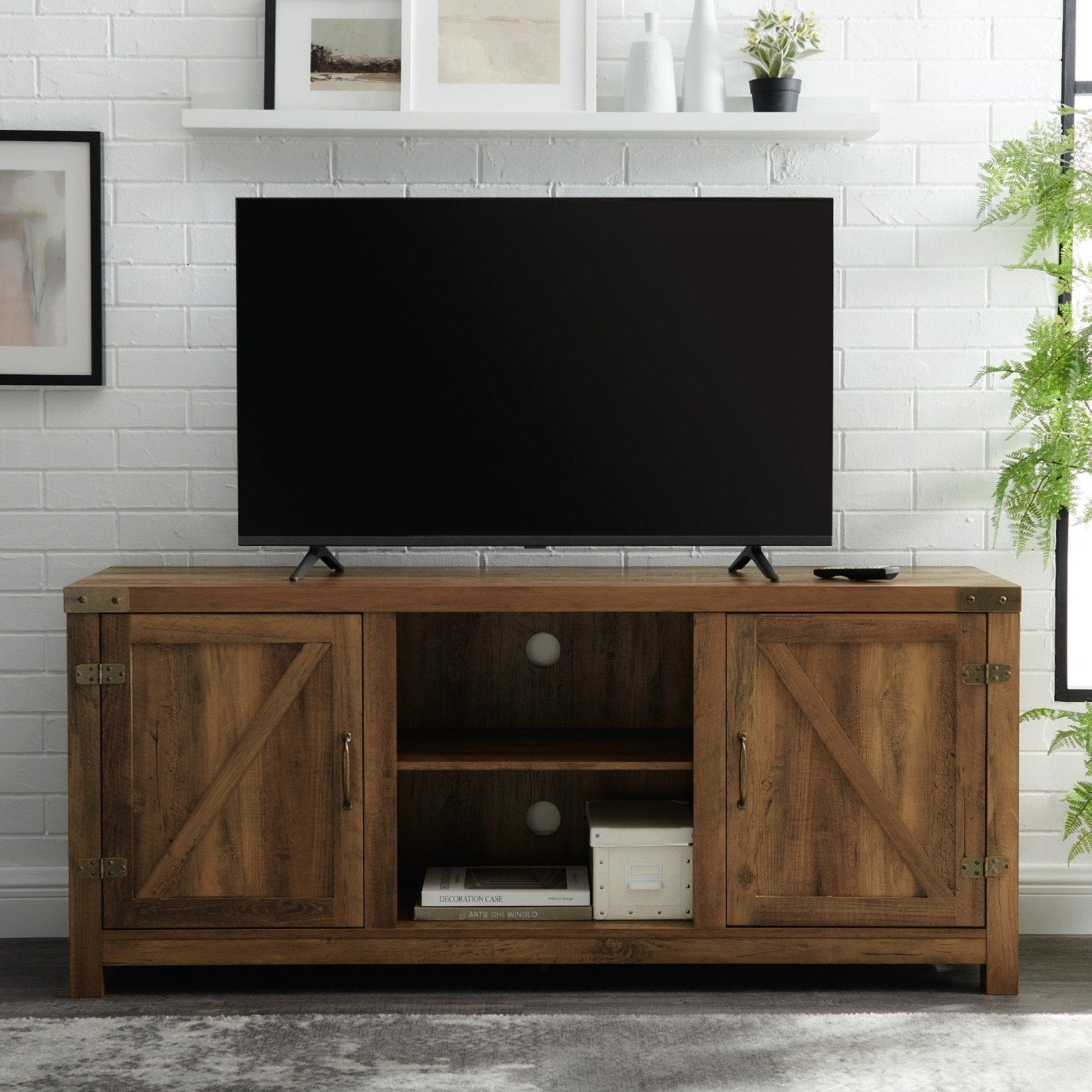 Mueble de TV con puerta de granero
