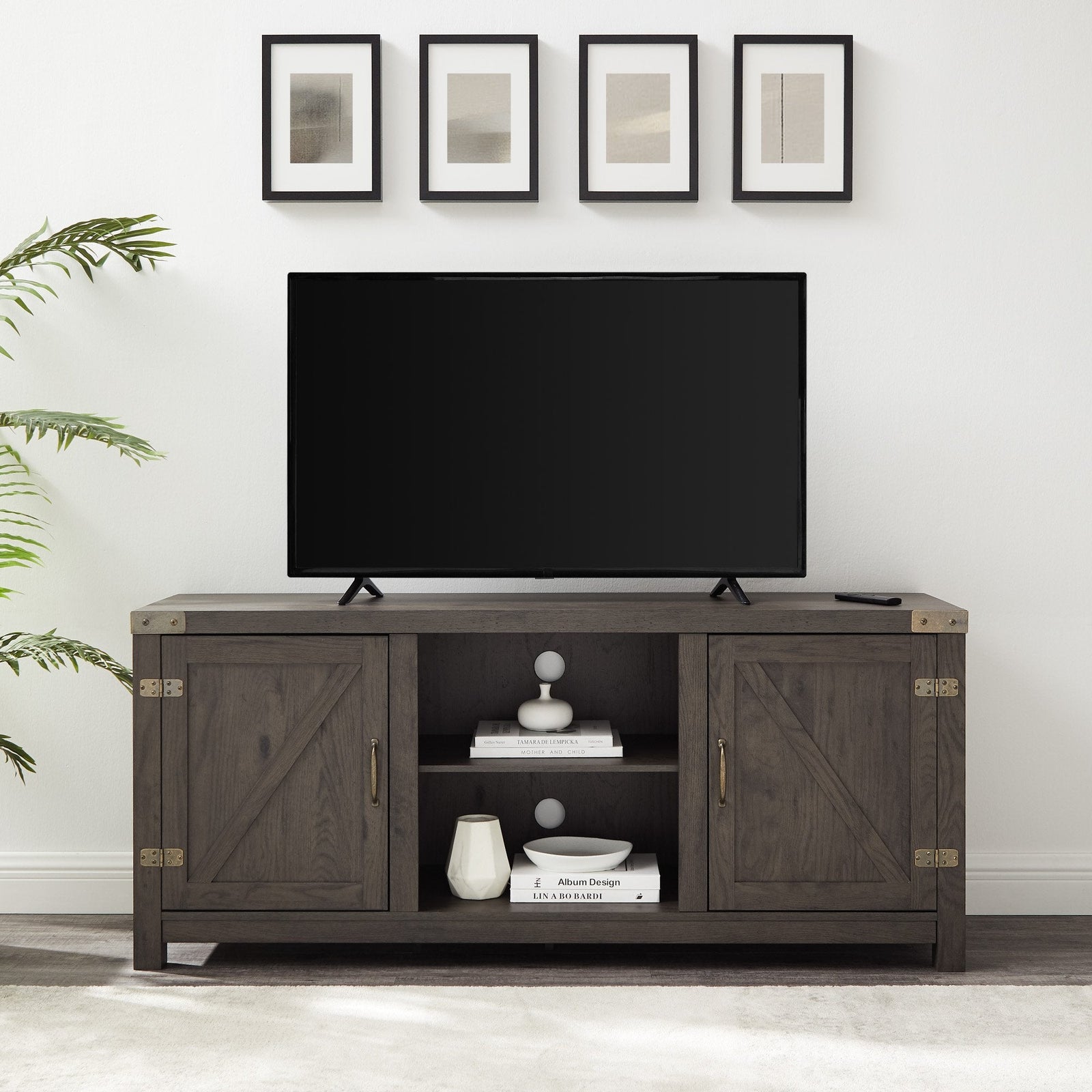 Mueble de TV con puerta de granero