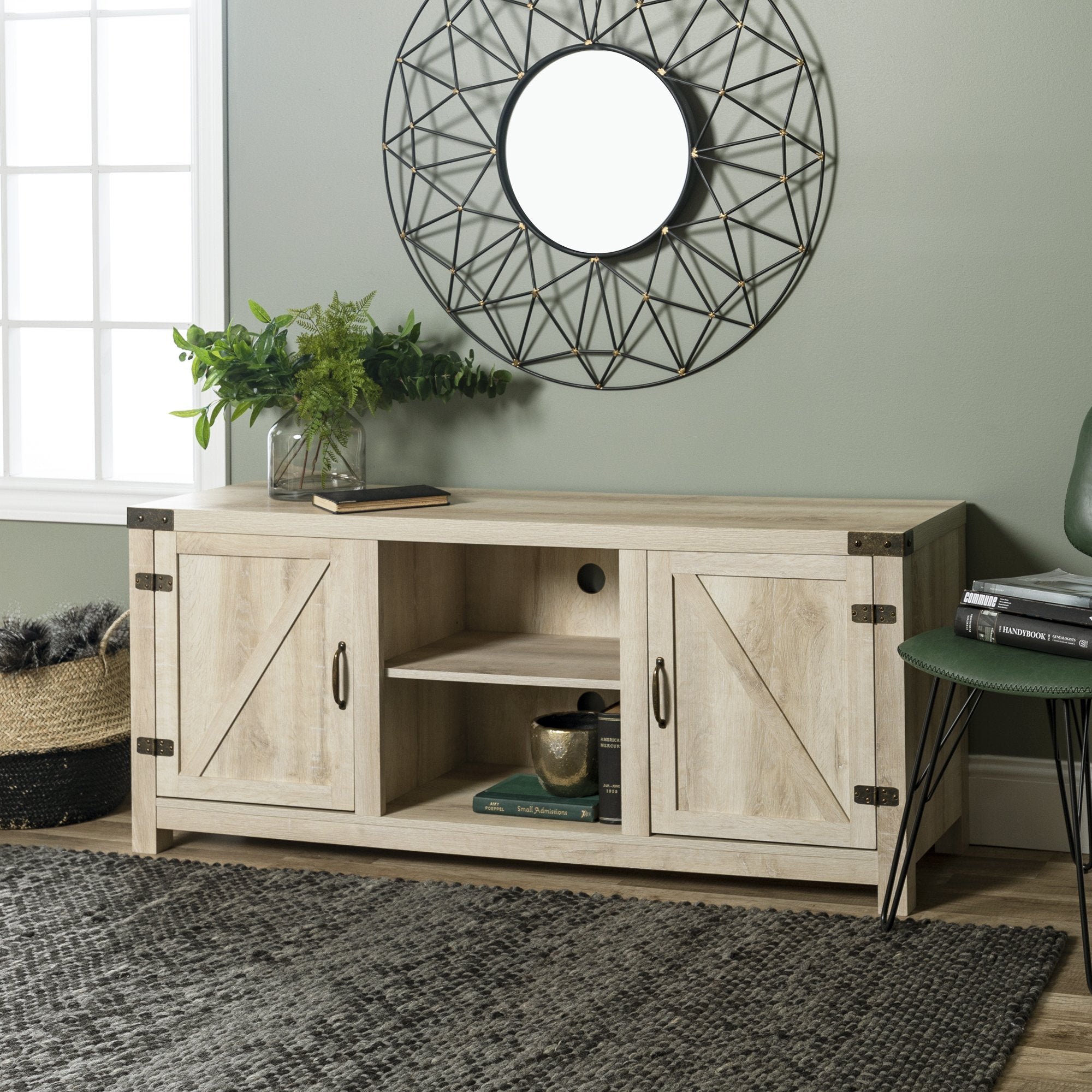 Mueble de TV con puerta de granero