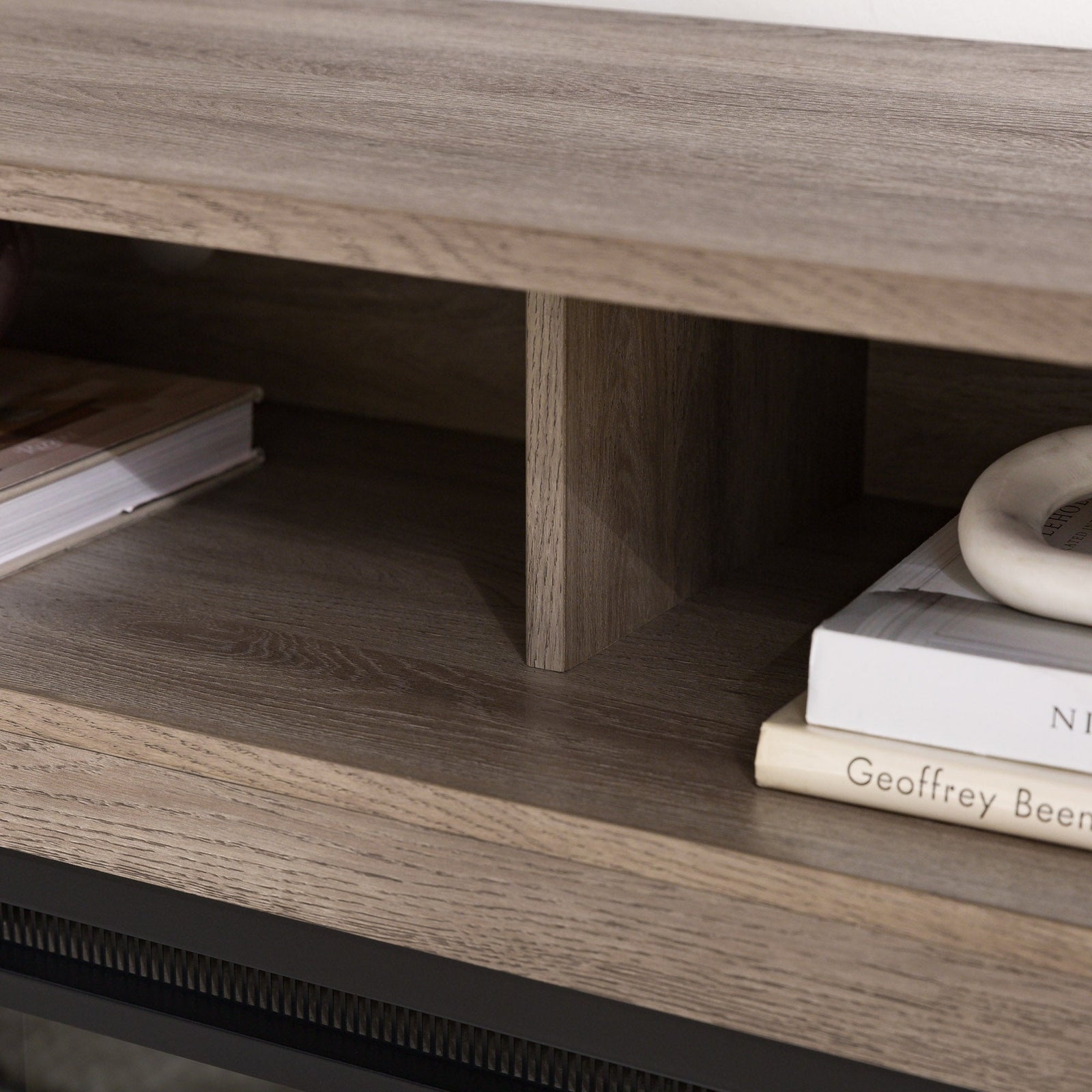 Mueble de TV de madera y vidrio con chimenea de estilo transicional de 58