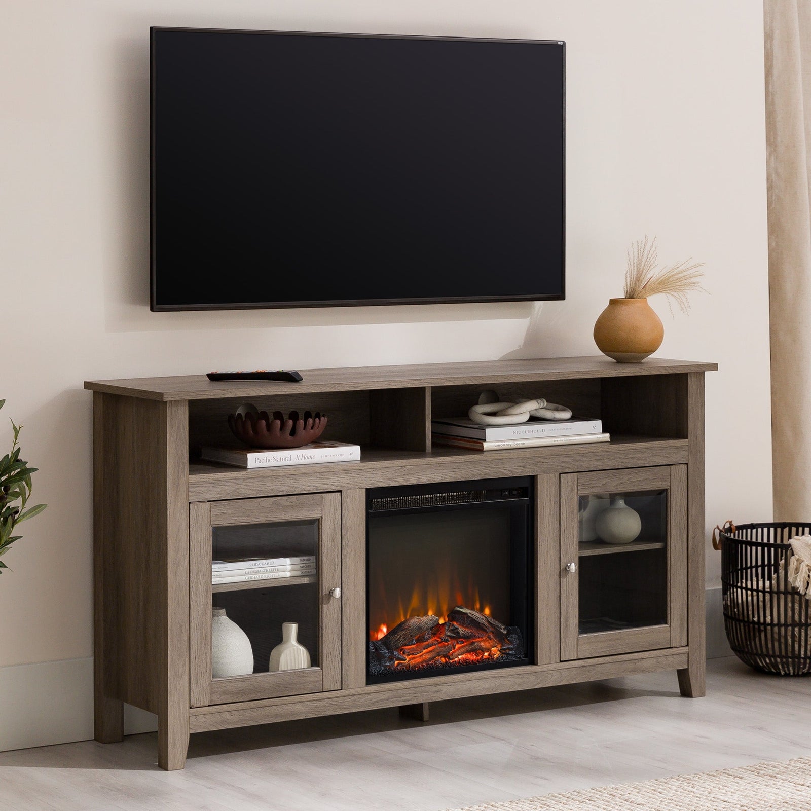 Mueble de TV de madera y vidrio con chimenea de estilo transicional de 58