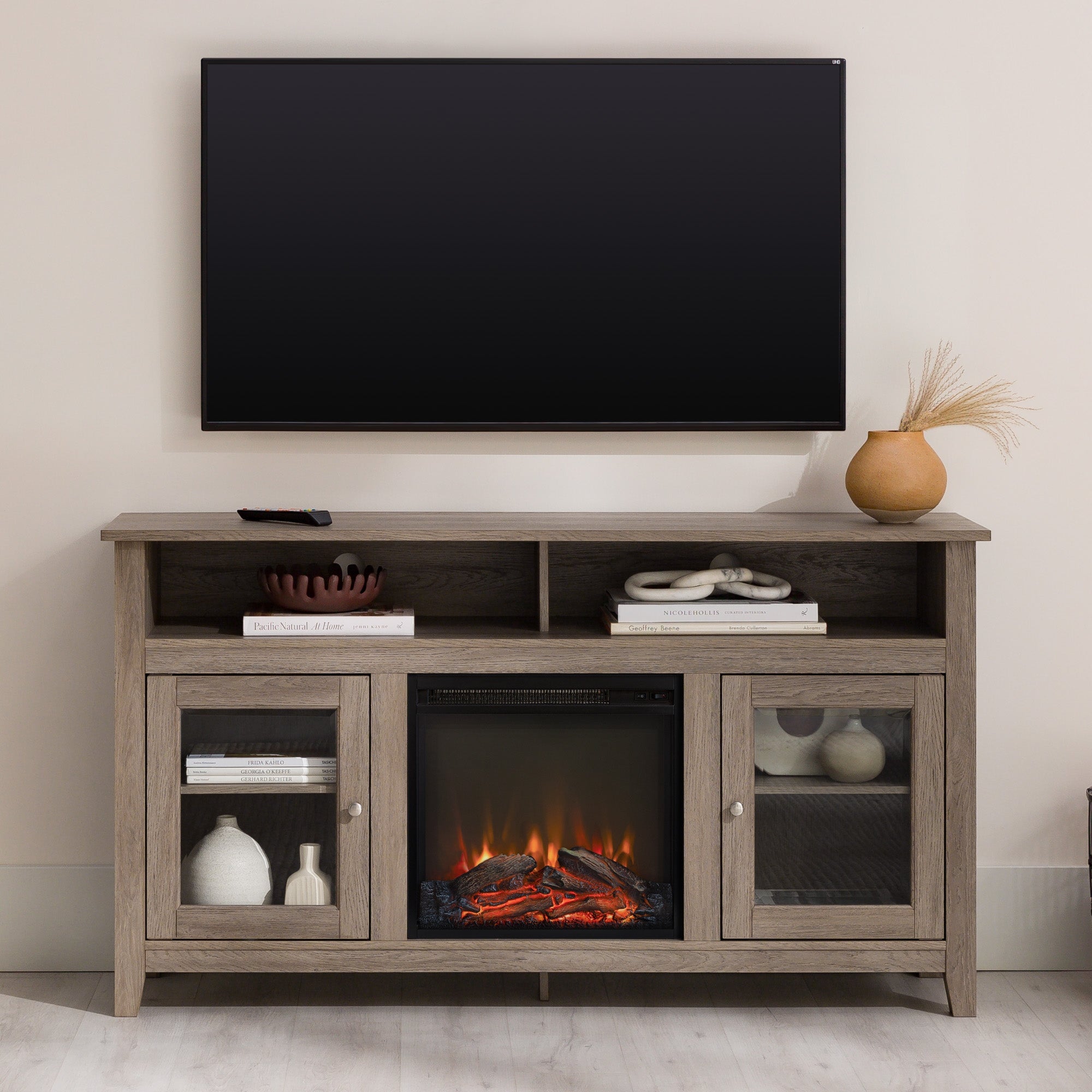 Mueble de TV de madera y vidrio con chimenea de estilo transicional de 58" Wasatch