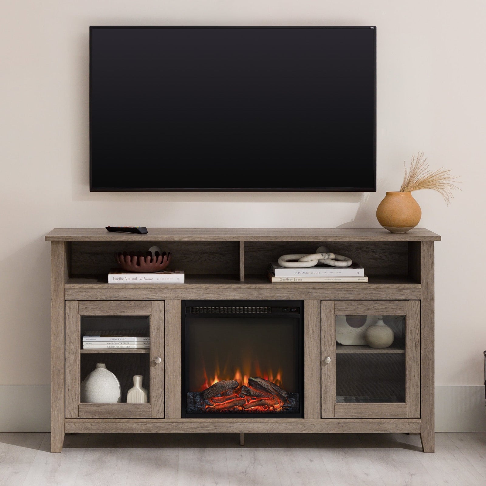 Mueble de TV de madera y vidrio con chimenea de estilo transicional de 58