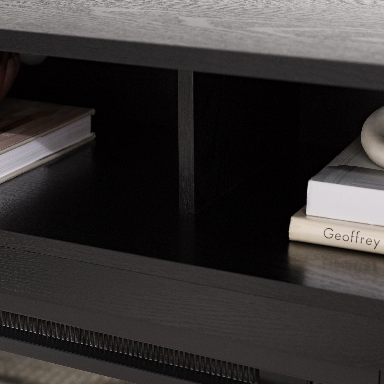 Mueble de TV de madera y vidrio con chimenea de estilo transicional de 58