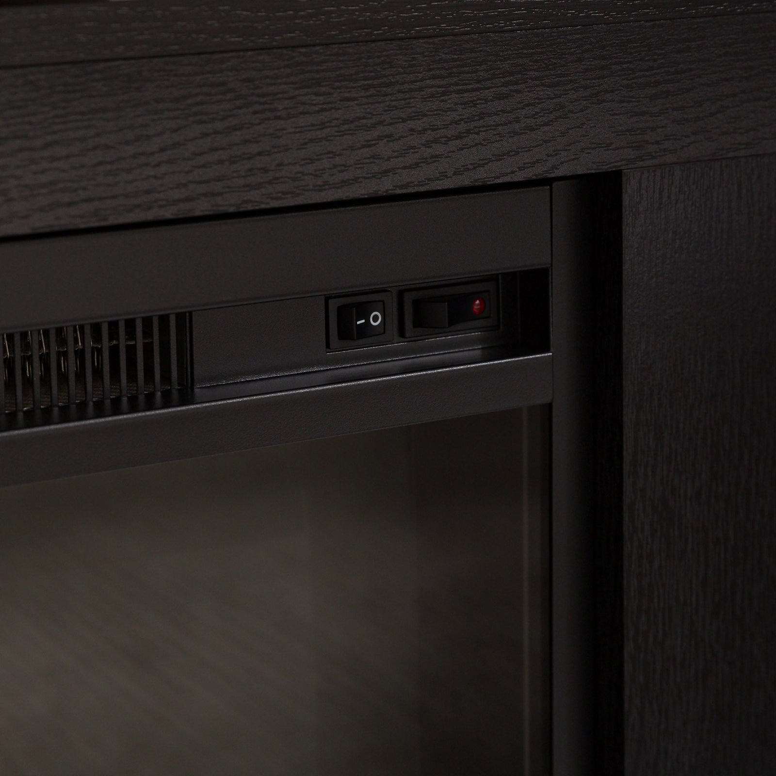 Mueble de TV de madera y vidrio con chimenea de estilo transicional de 58