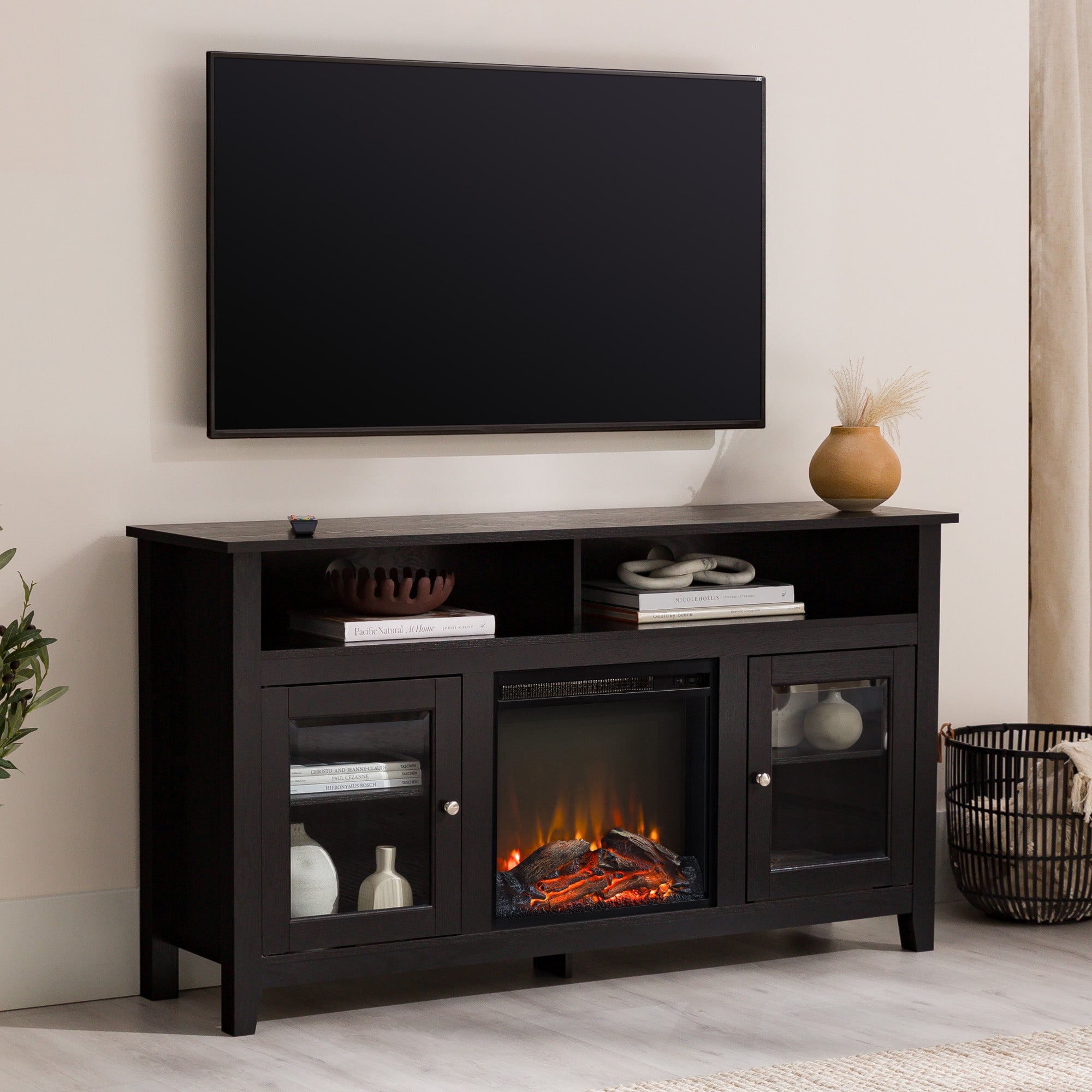 Mueble de TV de madera y vidrio con chimenea de estilo transicional de 58" Wasatch