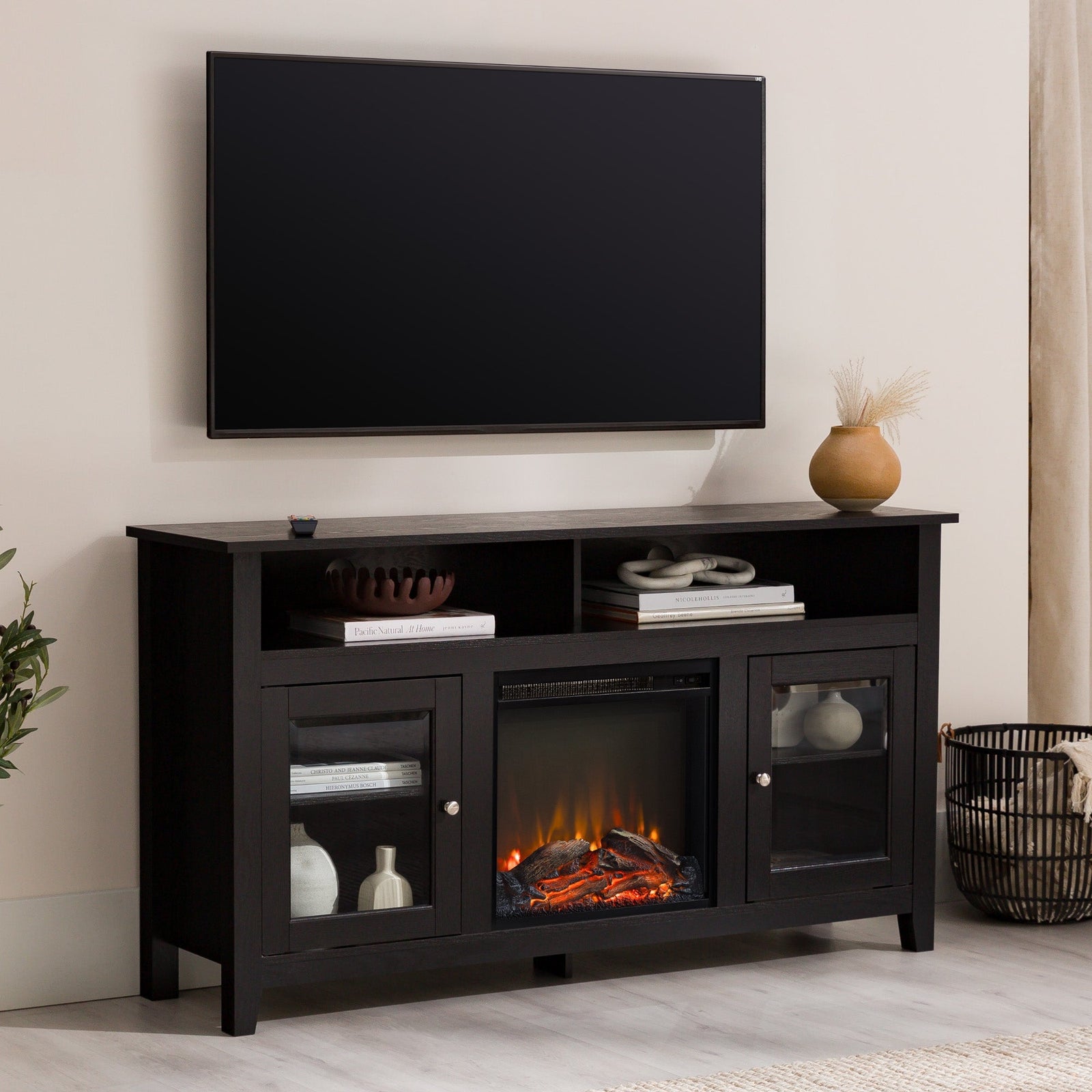 Mueble de TV de madera y vidrio con chimenea de estilo transicional de 58