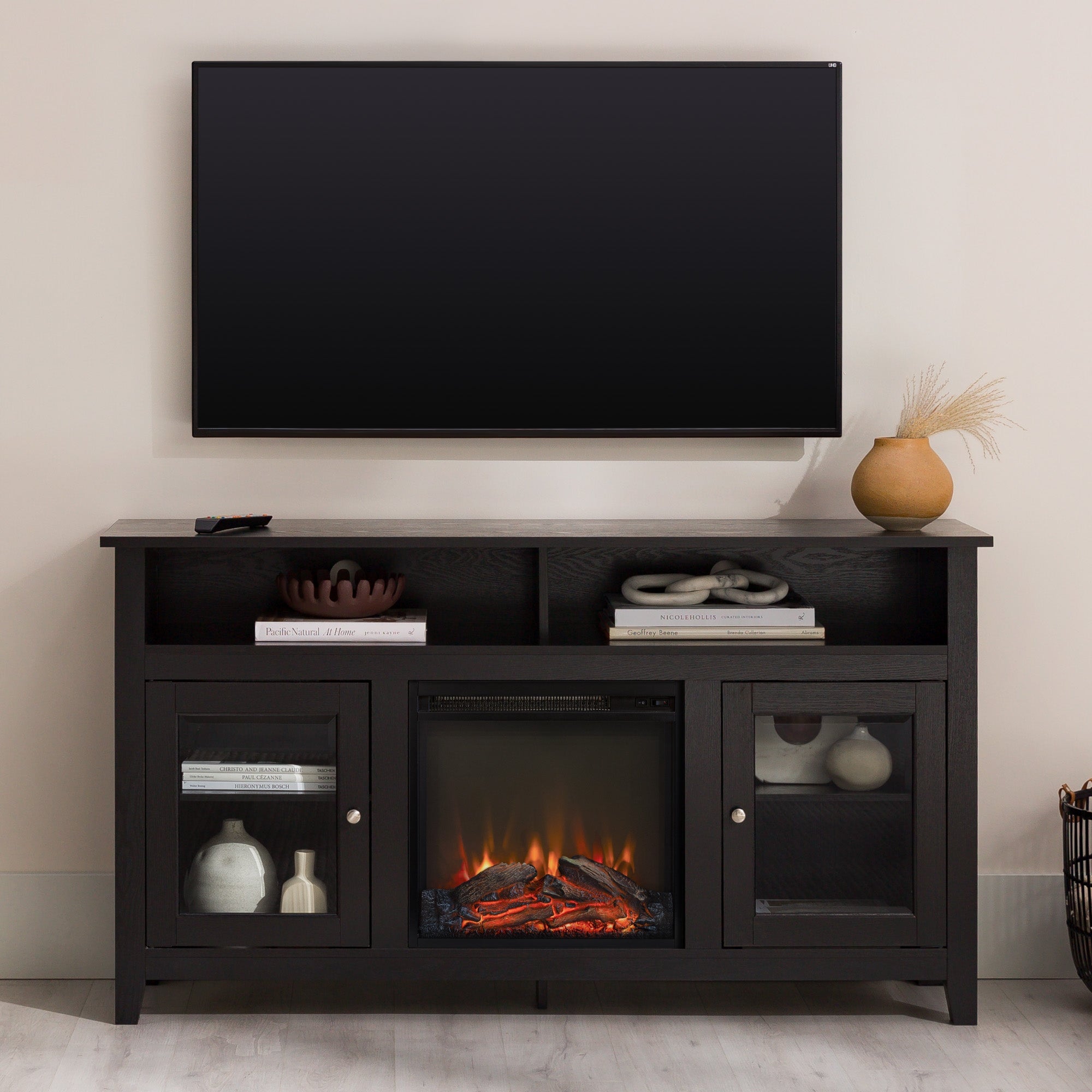 Mueble de TV de madera y vidrio con chimenea de estilo transicional de 58" Wasatch