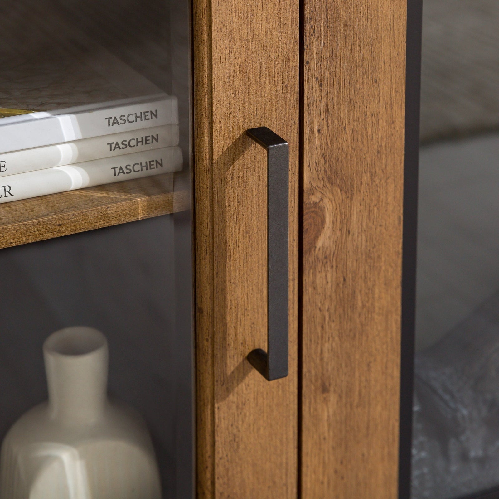 Mueble de TV de madera y vidrio con chimenea de estilo transicional de 58
