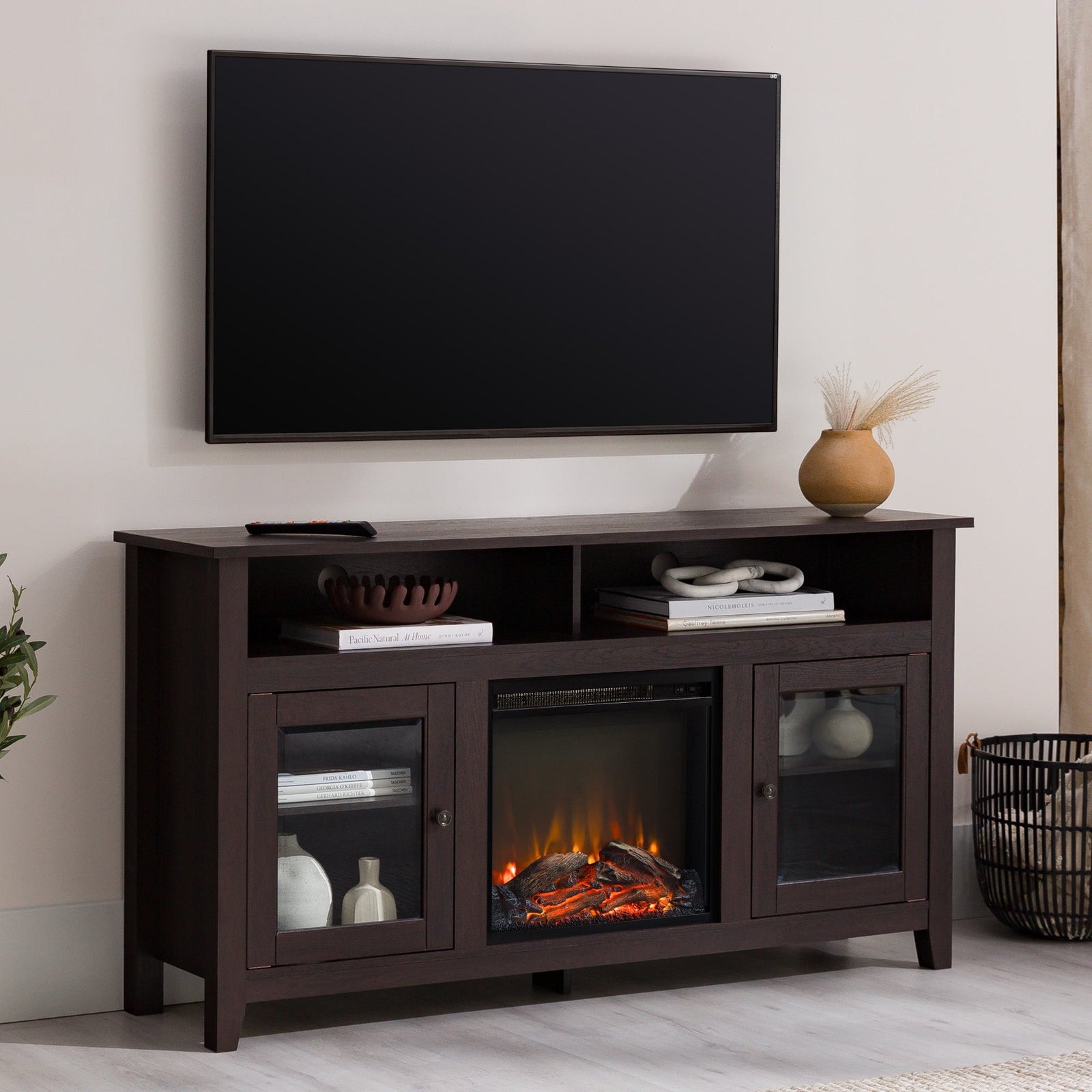 Mueble de TV de madera y vidrio con chimenea de estilo transicional de 58