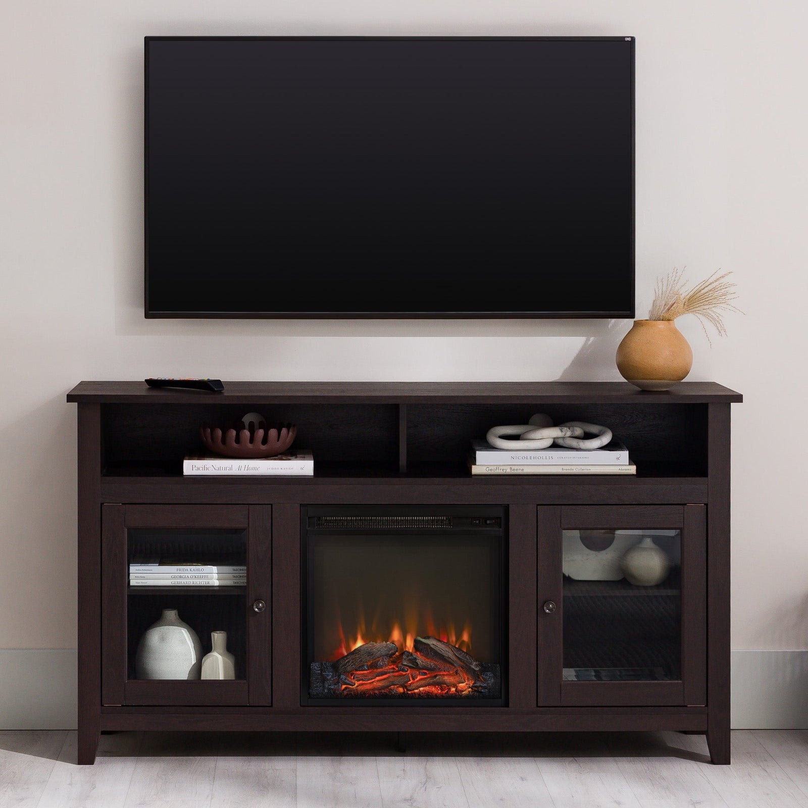 Mueble de TV de madera y vidrio con chimenea de estilo transicional de 58