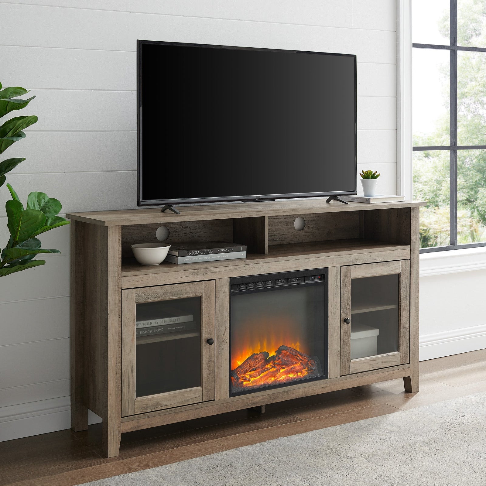 Mueble de TV de madera y vidrio con chimenea de estilo transicional de 58