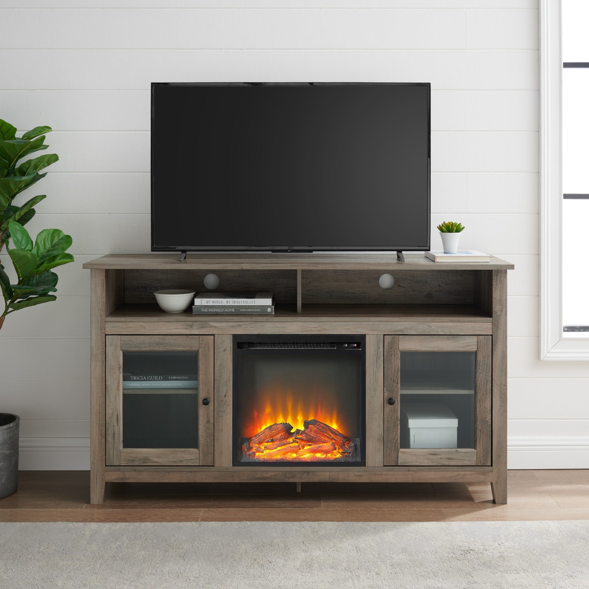 Mueble de TV de madera y vidrio con chimenea de estilo transicional de 58" Wasatch