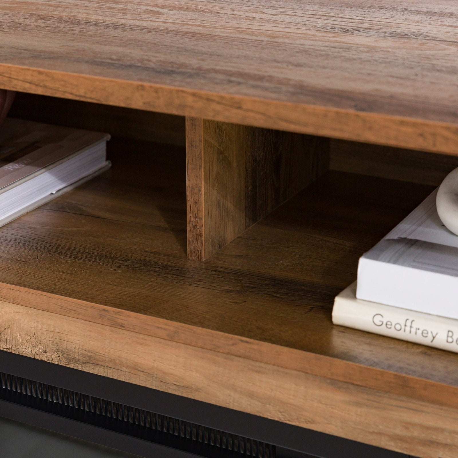 Mueble de TV de madera y vidrio con chimenea de estilo transicional de 58