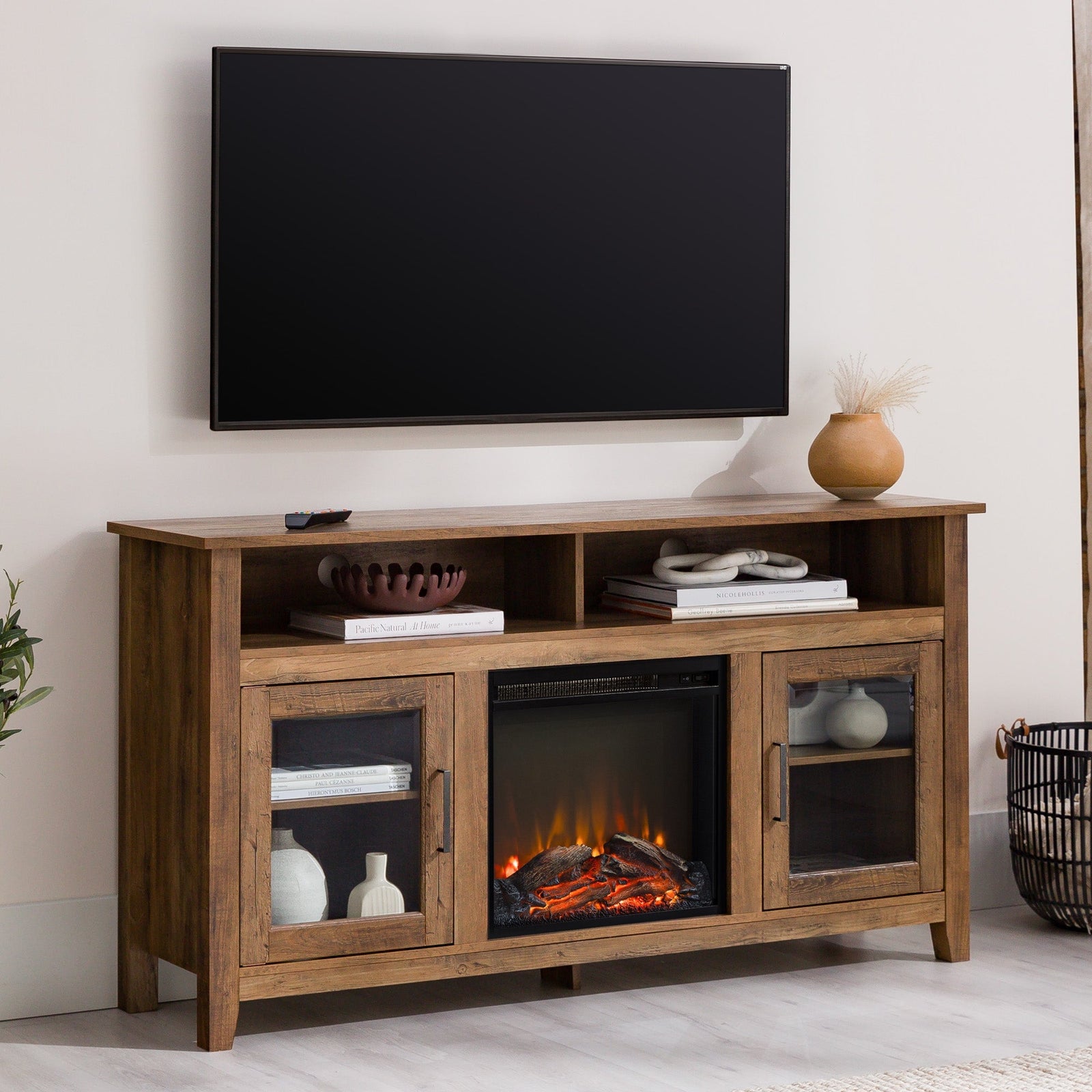 Mueble de TV de madera y vidrio con chimenea de estilo transicional de 58