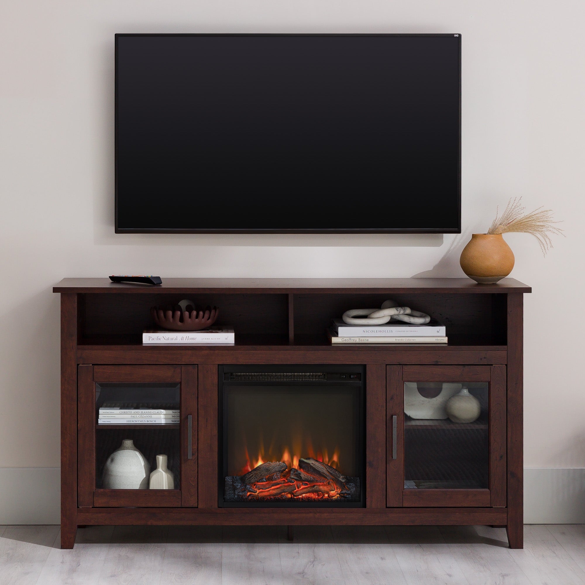 Mueble de TV de madera y vidrio con chimenea de estilo transicional de 58" Wasatch