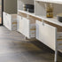 Consola de TV de madera maciza con 3 cajones Sloane