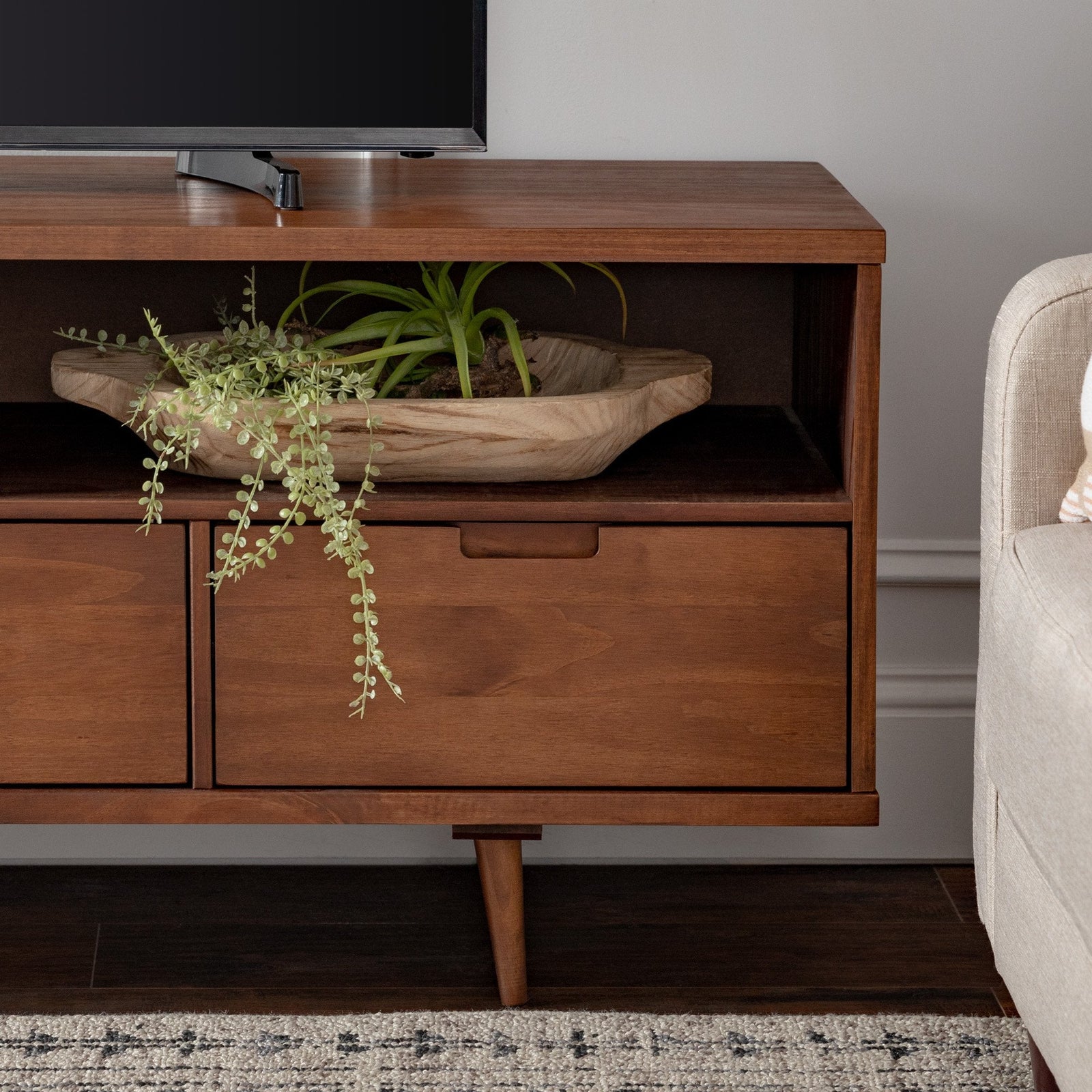 Consola de TV de madera maciza con 3 cajones Sloane