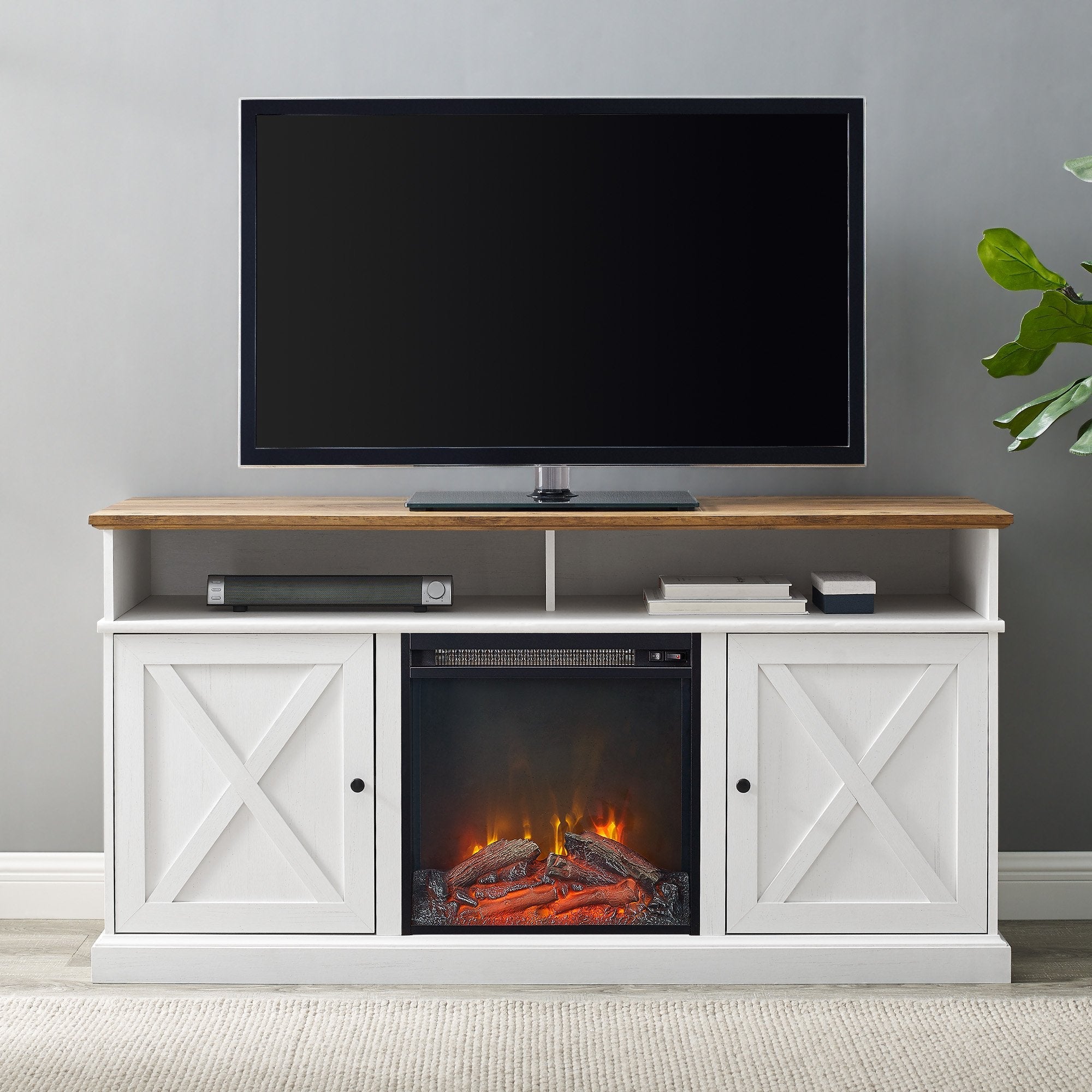 Mueble de TV con chimenea y puerta de granero Cherrington
