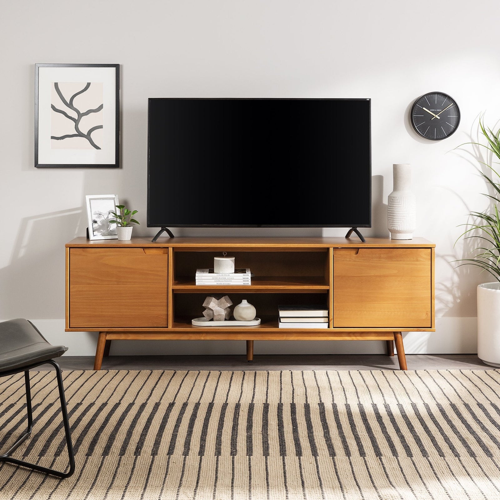 Mueble de TV de madera maciza Sloane Adair