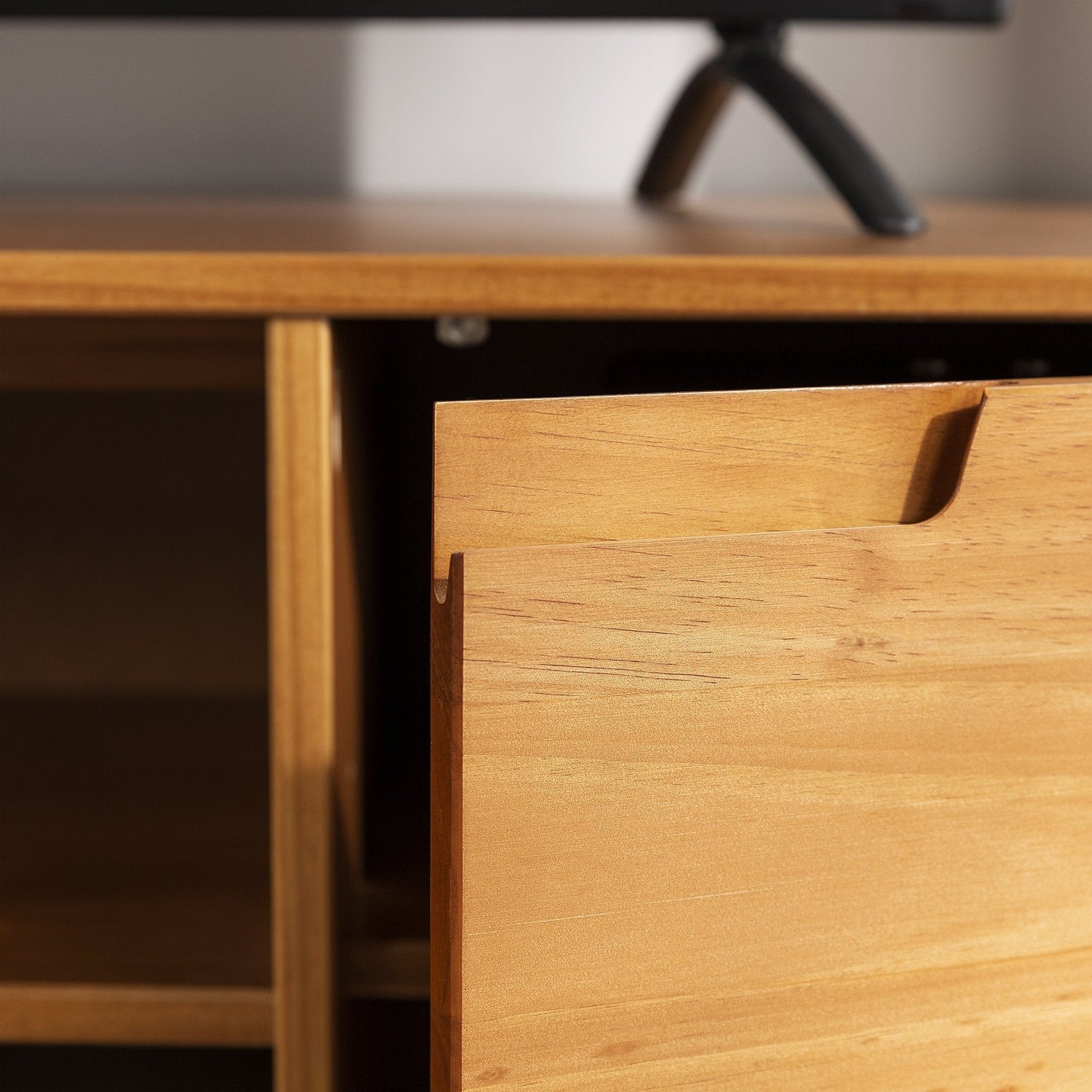 Mueble de TV de madera maciza Sloane Adair