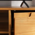 Mueble de TV de madera maciza Sloane Adair