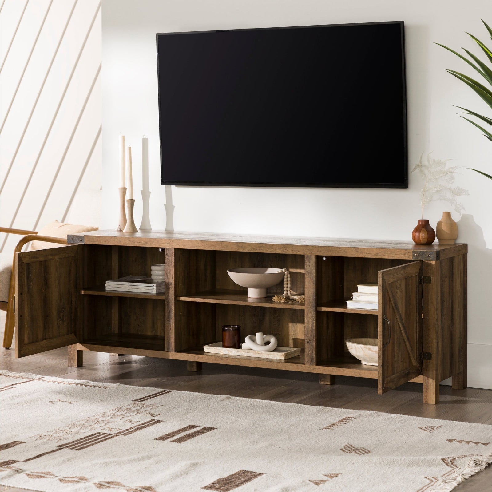 Mueble de TV con puerta de granero