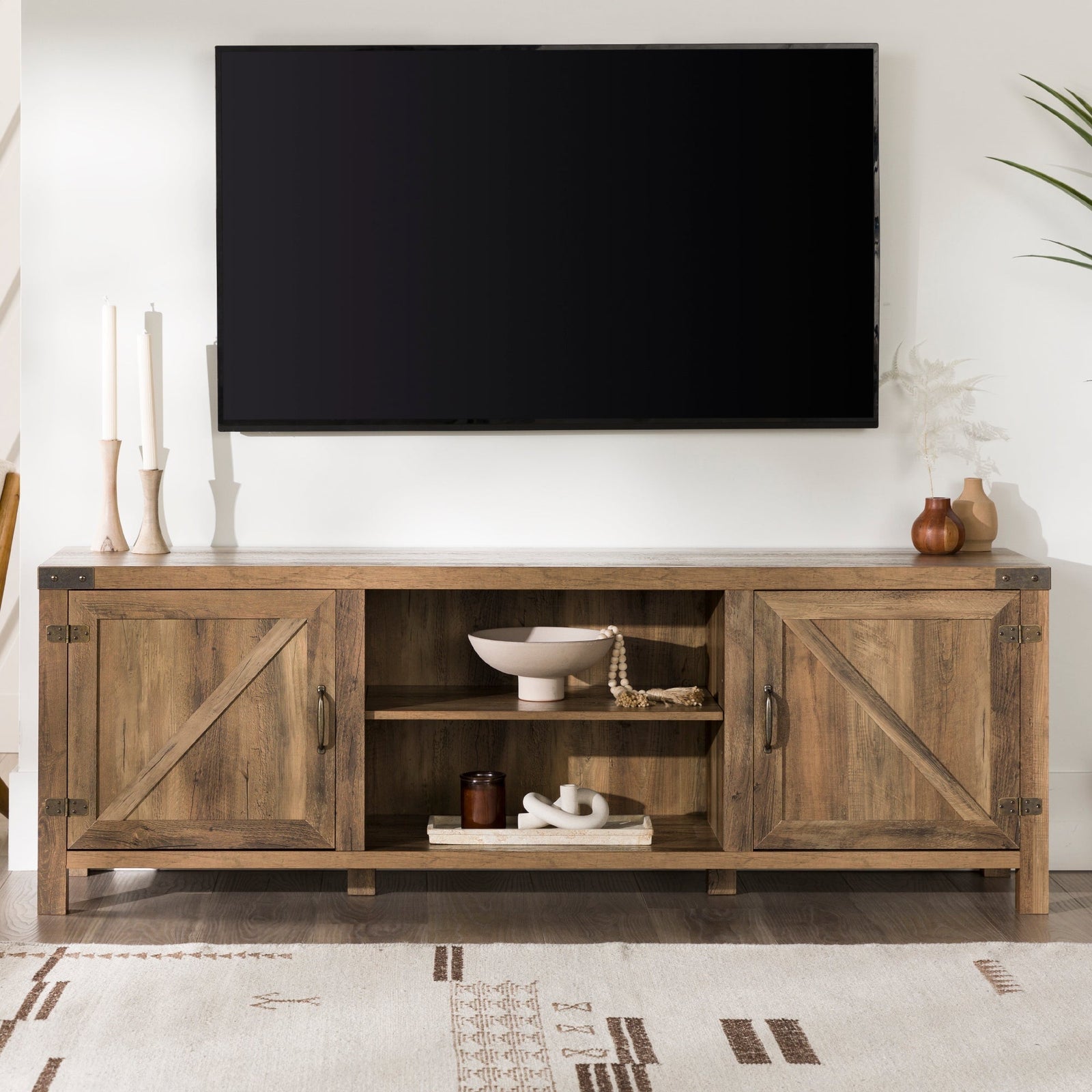 Mueble de TV con puerta de granero