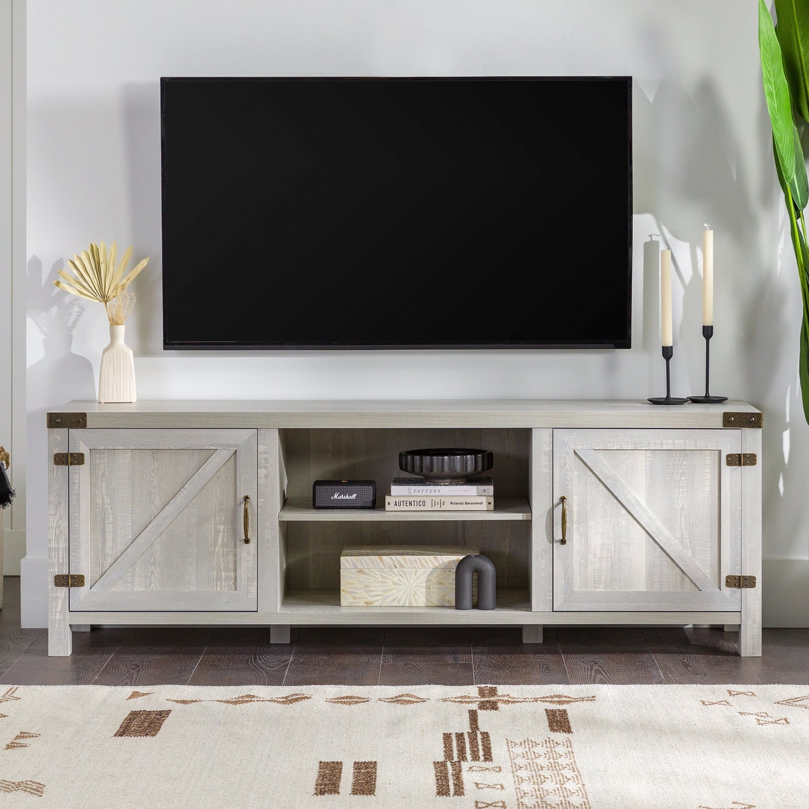 Mueble de TV con puerta de granero