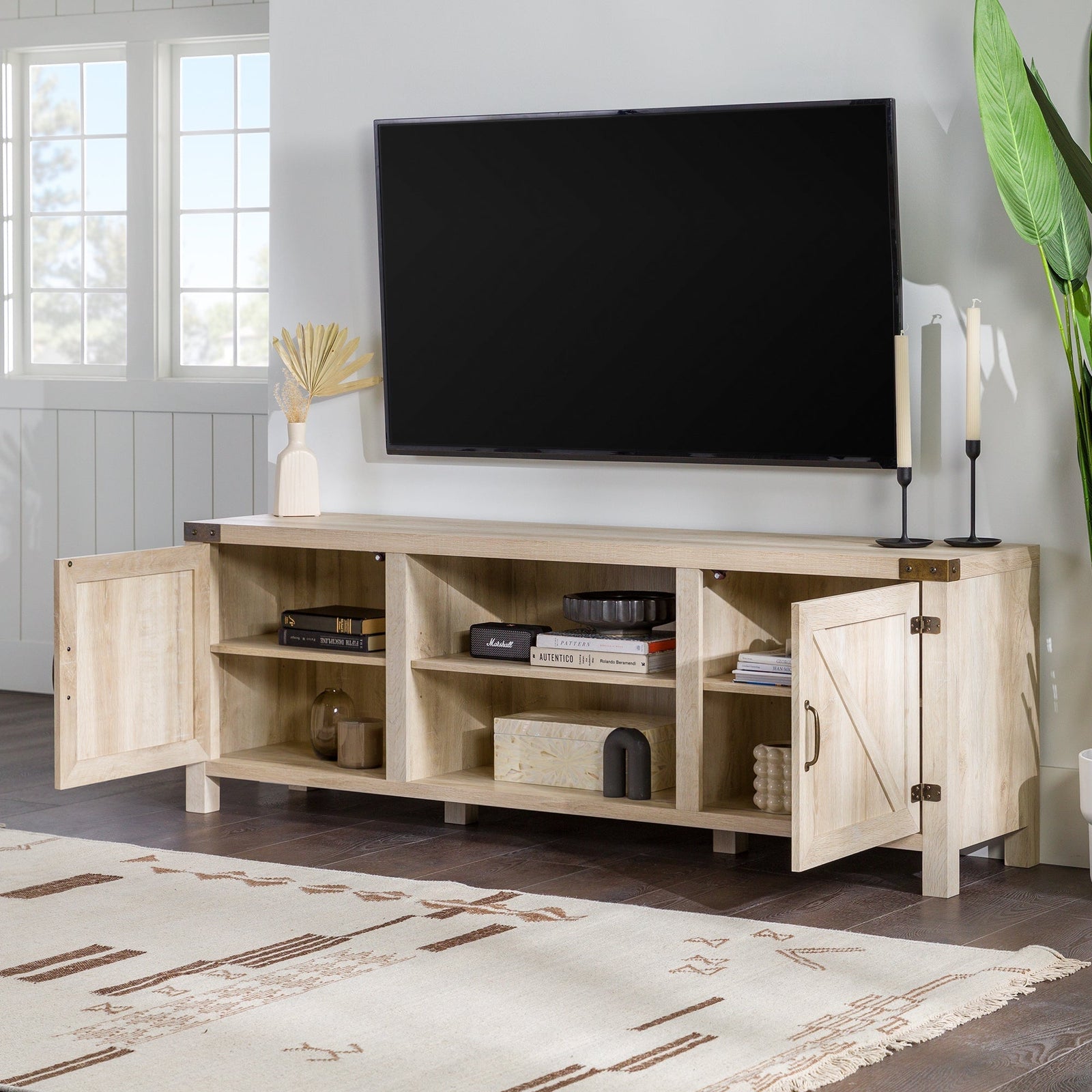 Mueble de TV con puerta de granero