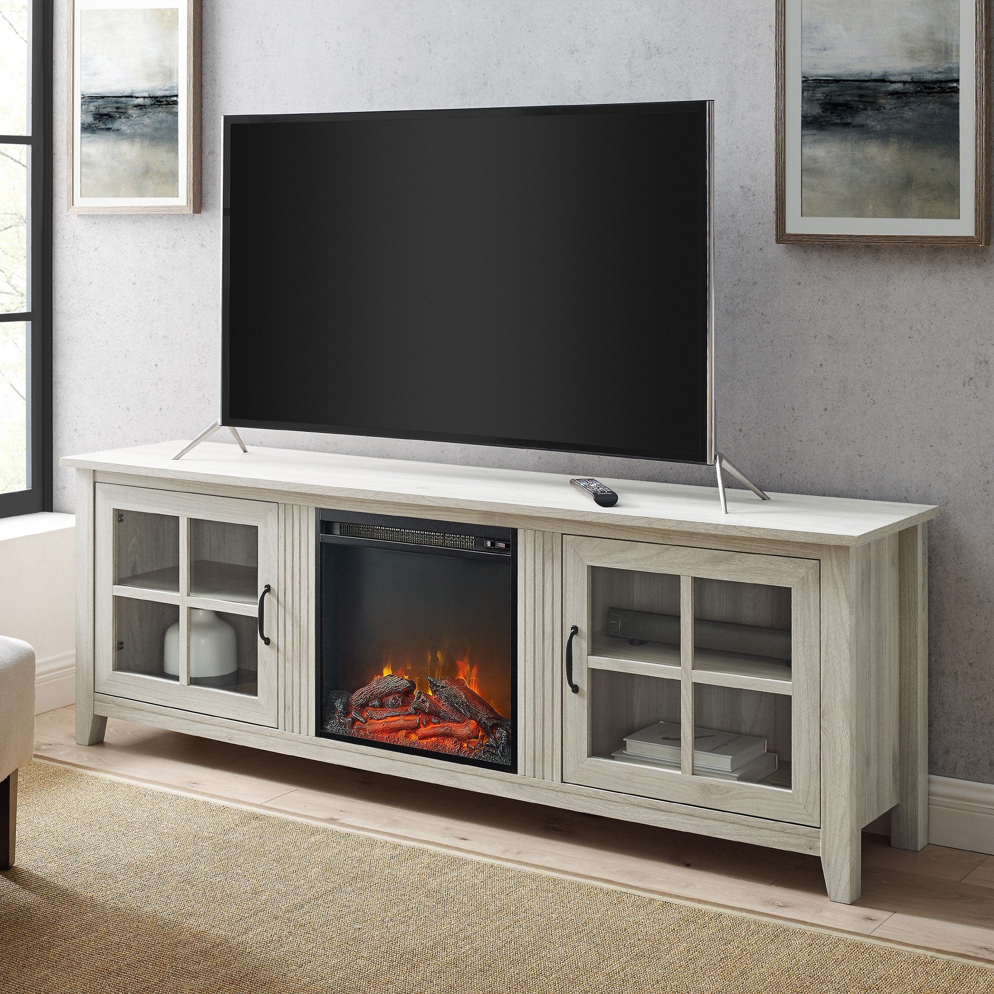 Consola de chimenea sencilla con puertas de cristal