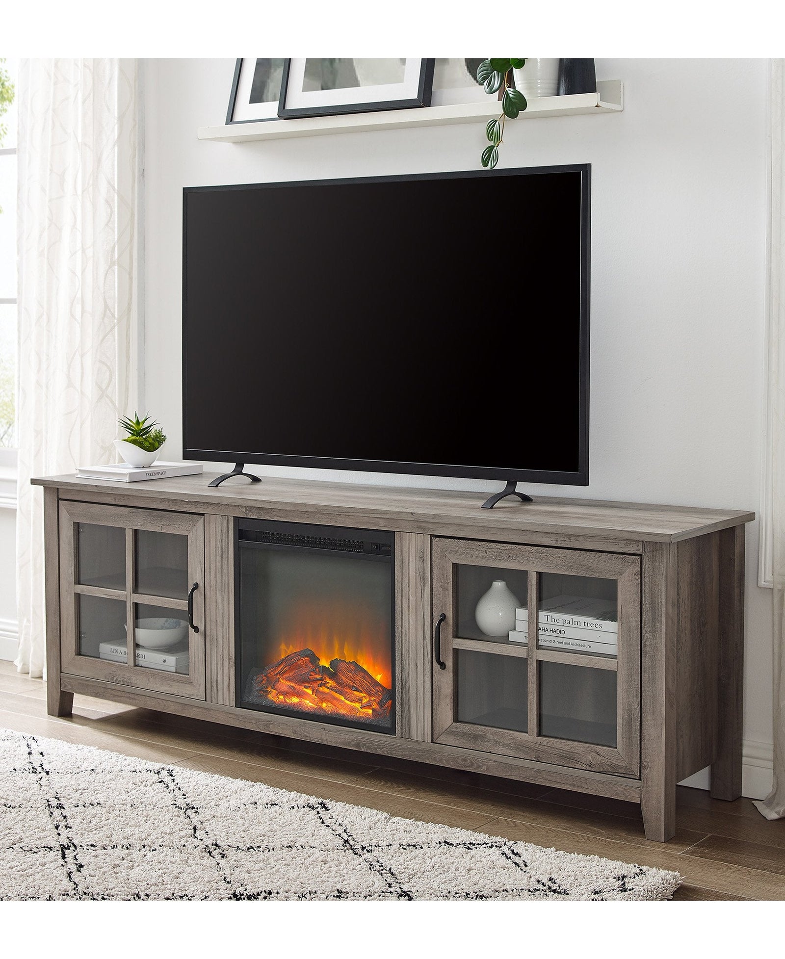 Consola de chimenea sencilla con puertas de cristal