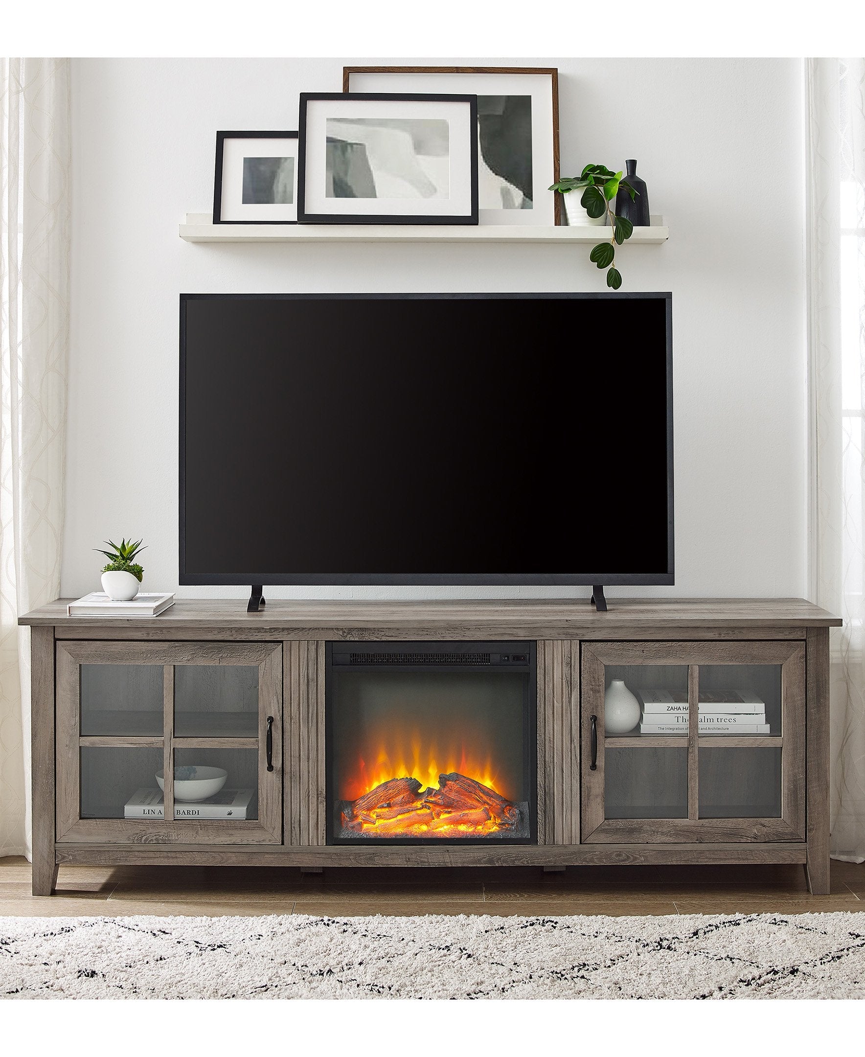 Consola de chimenea sencilla con puertas de cristal