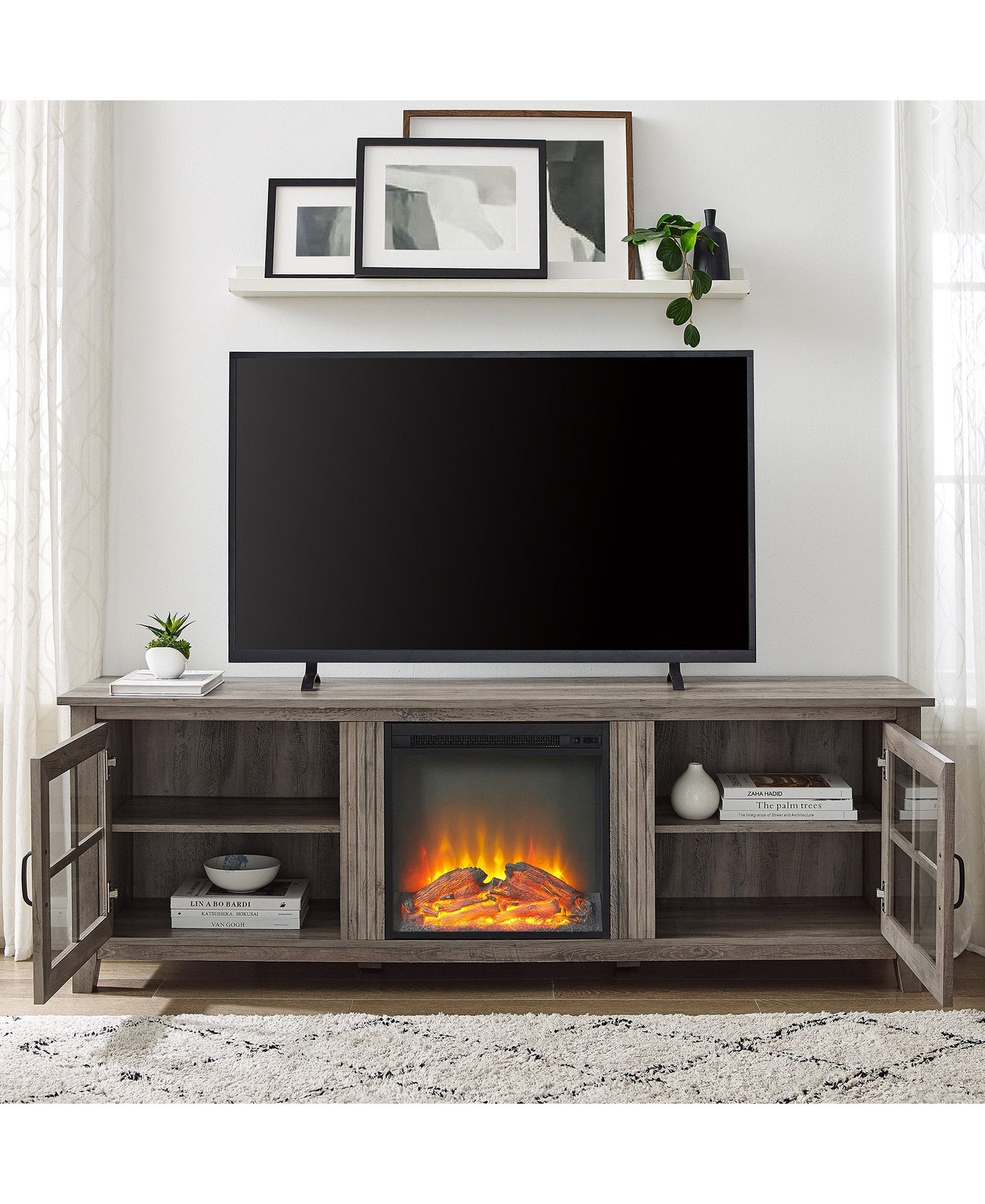 Consola de chimenea sencilla con puertas de cristal