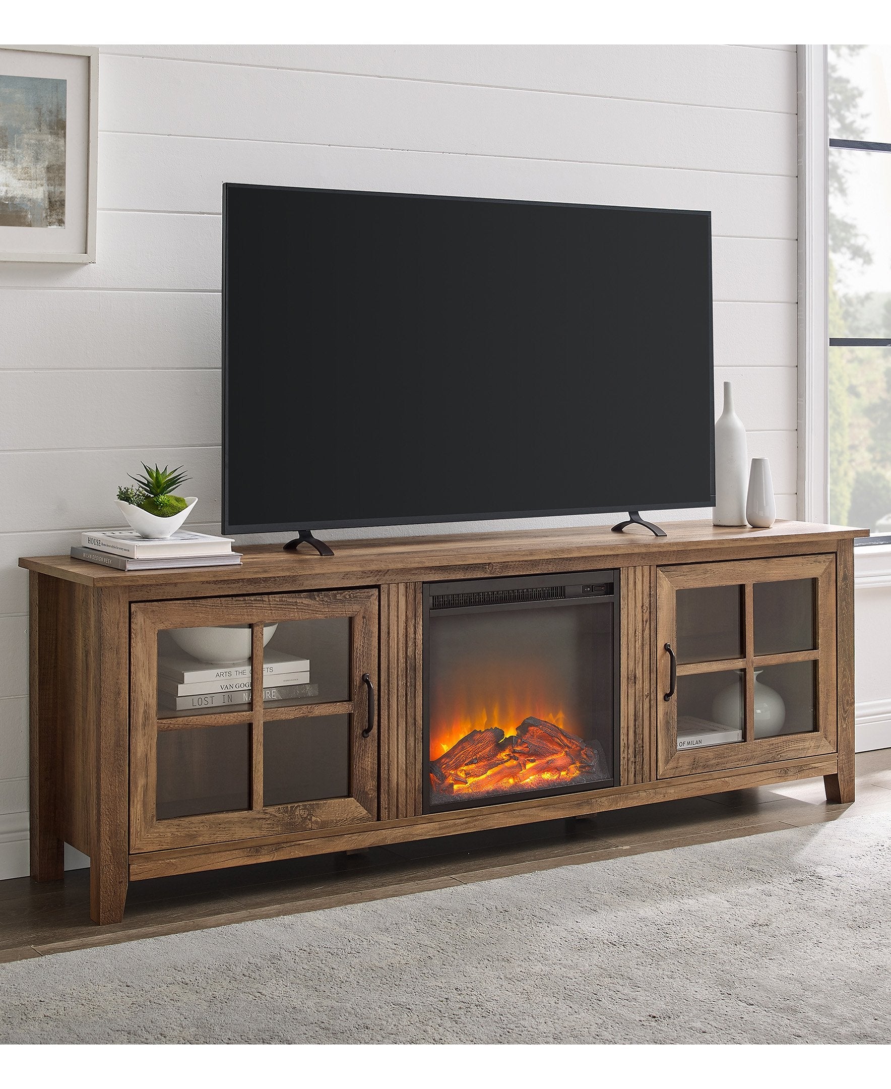 Consola de chimenea sencilla con puertas de cristal