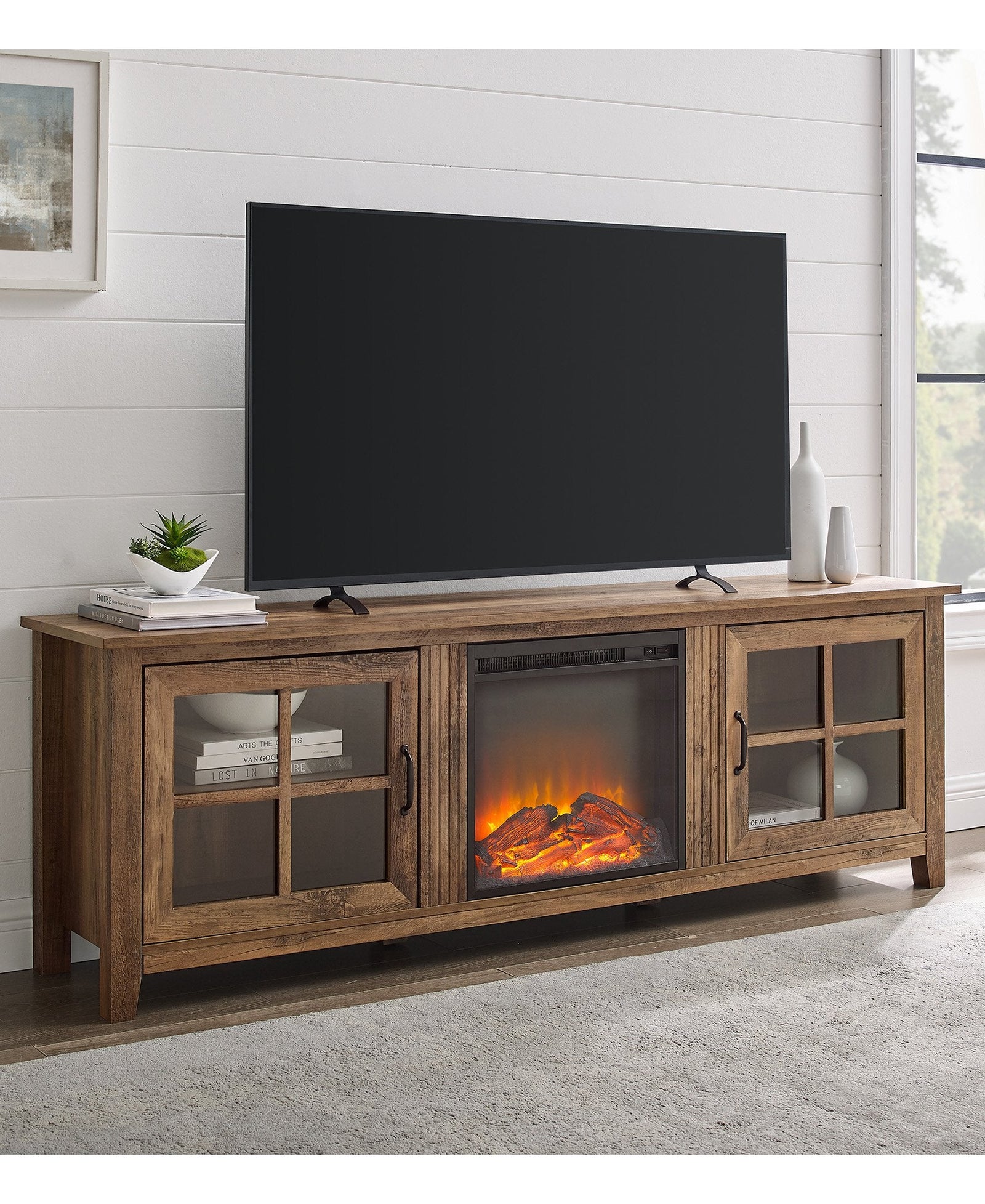 Consola de chimenea sencilla con puertas de cristal