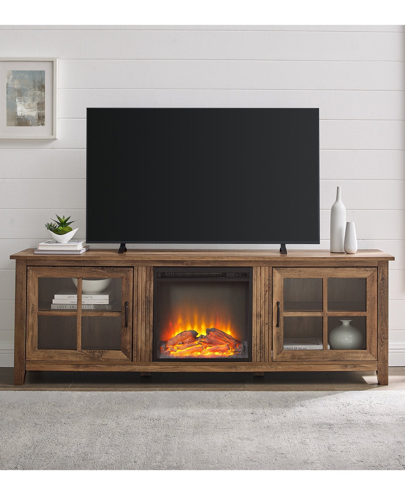 Consola de chimenea sencilla con puertas de cristal