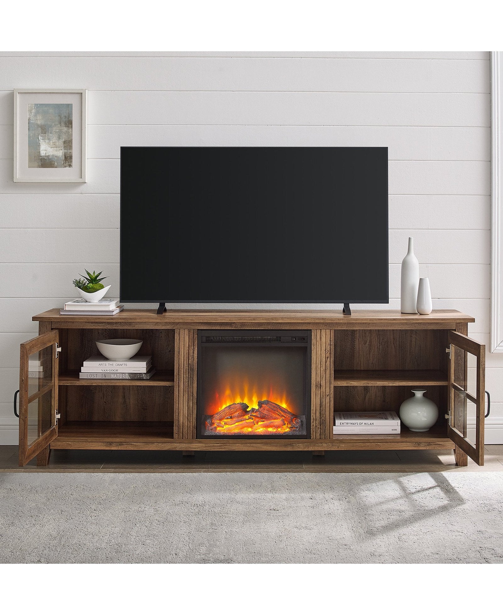 Consola de chimenea sencilla con puertas de cristal