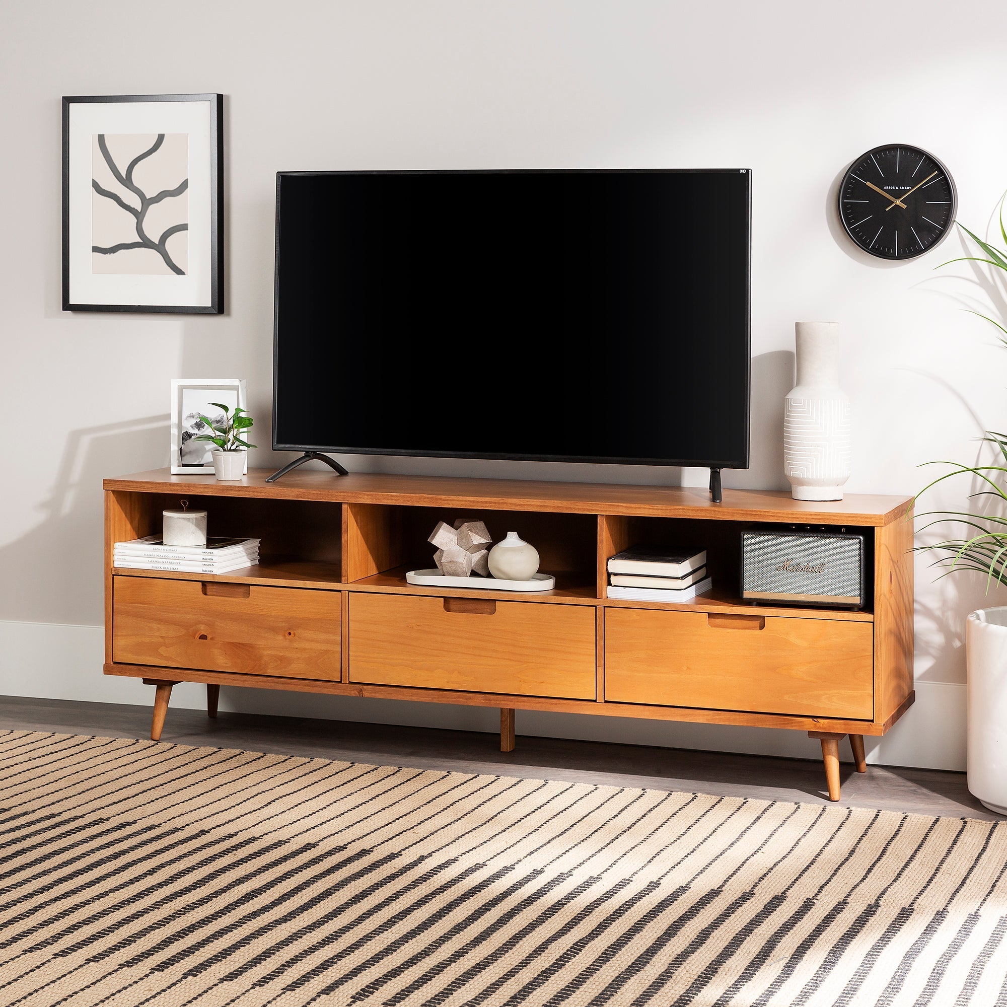 Mueble para TV de madera maciza de 70" con 3 cajones de Sloane