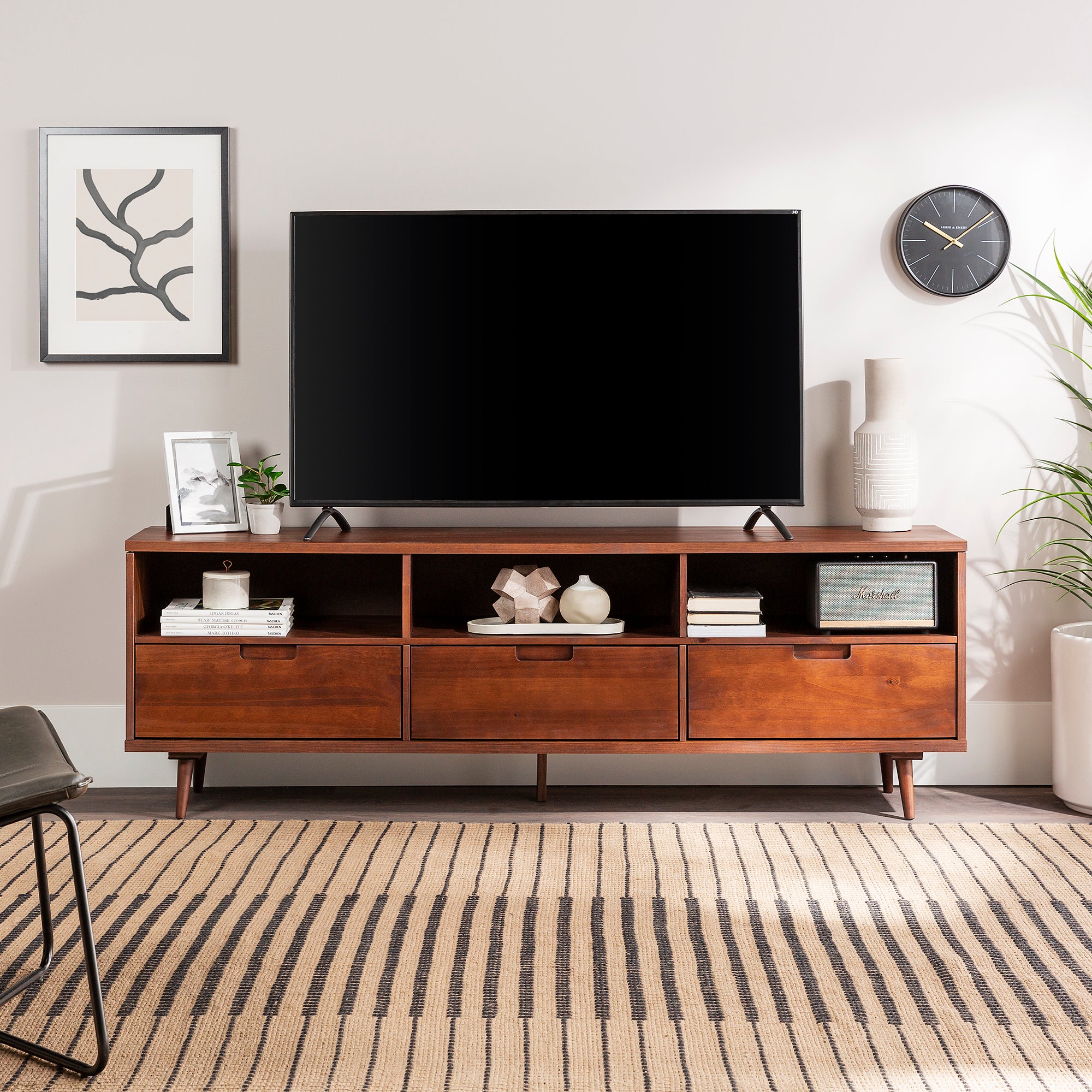 Mueble para TV de madera maciza de 70" con 3 cajones de Sloane
